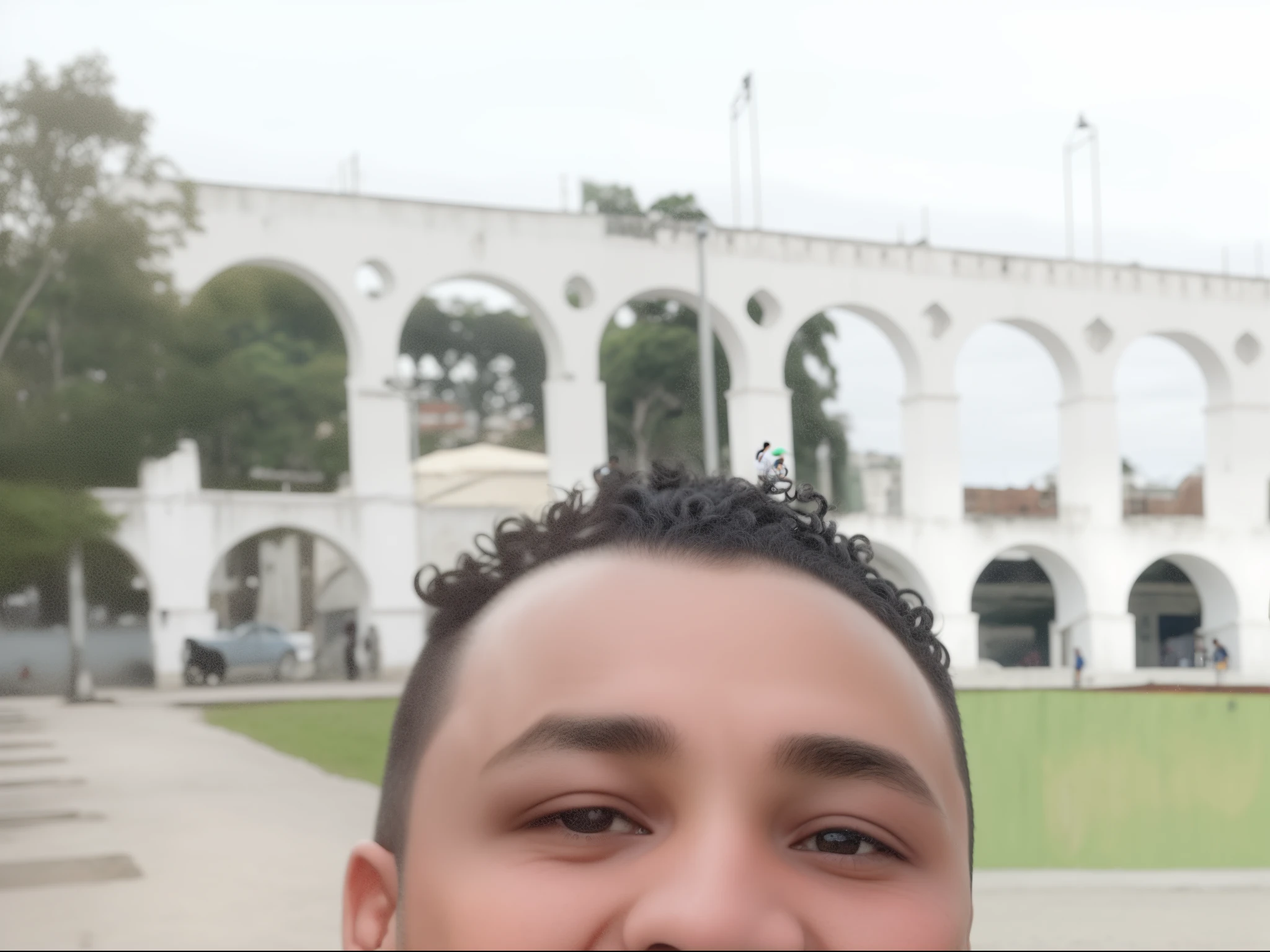 There are two men standing in the arches of Lapa in Rio de Janeiro , um de camisa preta mais novo e seu pai de camisa amarelas