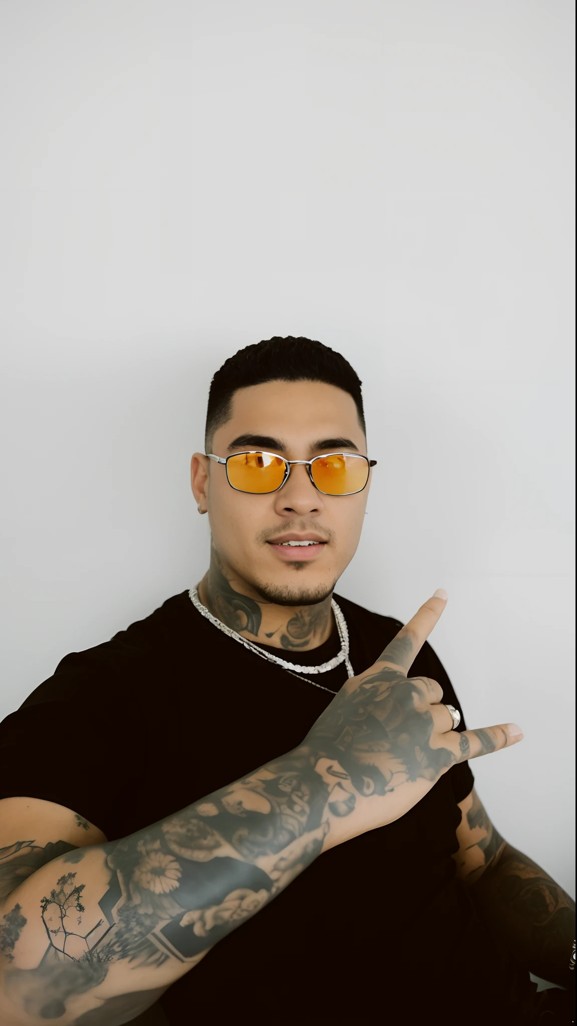 There's a man with a tattoo on his arm and a pair of sunglasses in his hand, Coelho ruim, imagem de qualidade muito baixa, caio santos, foto de perfil, foto de perfil headshot, Estilo Zigor Samaniego, inspirado em Randy Vargas, andres rios, imagem de perfil, victor maristane, new song, masterpice de arte