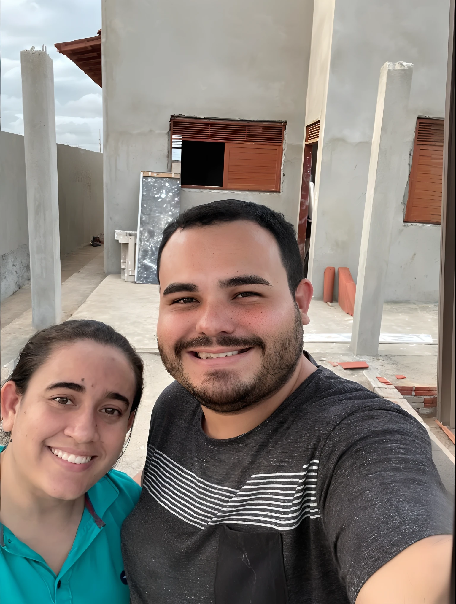 There's a man and a woman taking a selfie in front of a building, Fotografia tirada em 2 0 2 0, Directed by: Felipe Seade, do lado de fora de uma casa, Fotografia selfie 8k, imagem de perfil, foto de 2022, em frente a uma casa de dois andares, david rios ferreira, Directed by: CeFerí Olivé