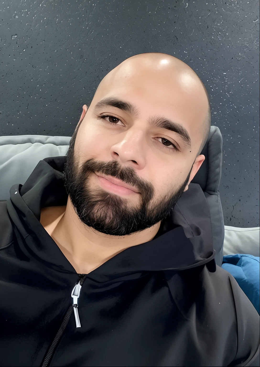 Man with beard and black jacket sitting on a couch, careca com barba curta, taken in the early 2020s, Streamer do Twitch / Jogador Ludwig, 3 2 - ano - homem de idade, Joel Torres, 3 6 anos, 3 2 anos, Miguel Iglesias, George Doutsiopoulos, Fotografia selfie 8k, david rios ferreira
