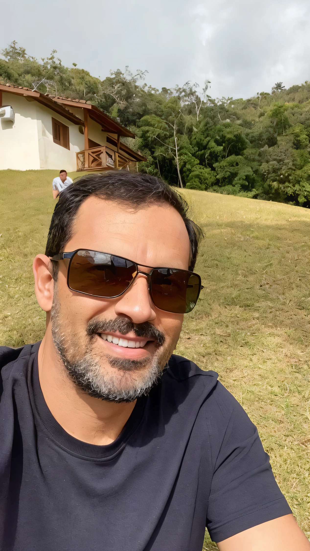 um homem de 42 anos, bonito, engenheiro civil, com barba por fazer, Black basic shirt on a green lawn
