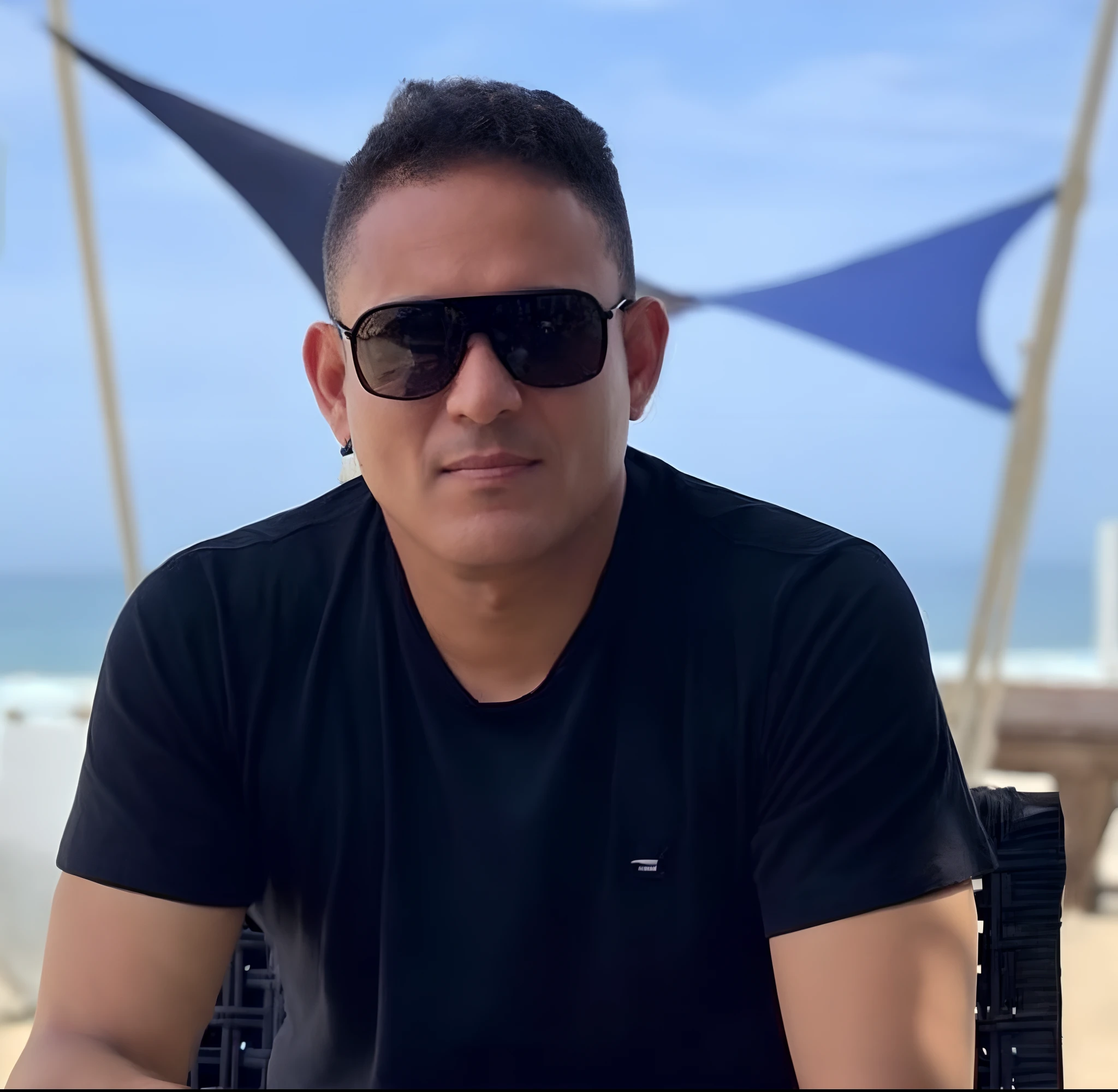 homem arafed sentado em uma mesa com um prato de comida, imagem de perfil, Jamel Shabbaz, juan diaz canales, Mohamed Chahin, com uma pose cool, foto de perfil, imagem do avatar, Farid Ghanbari, Eloy Morales, victor maristane, taken in the early 2020s, andres rios, Arauto Ortega