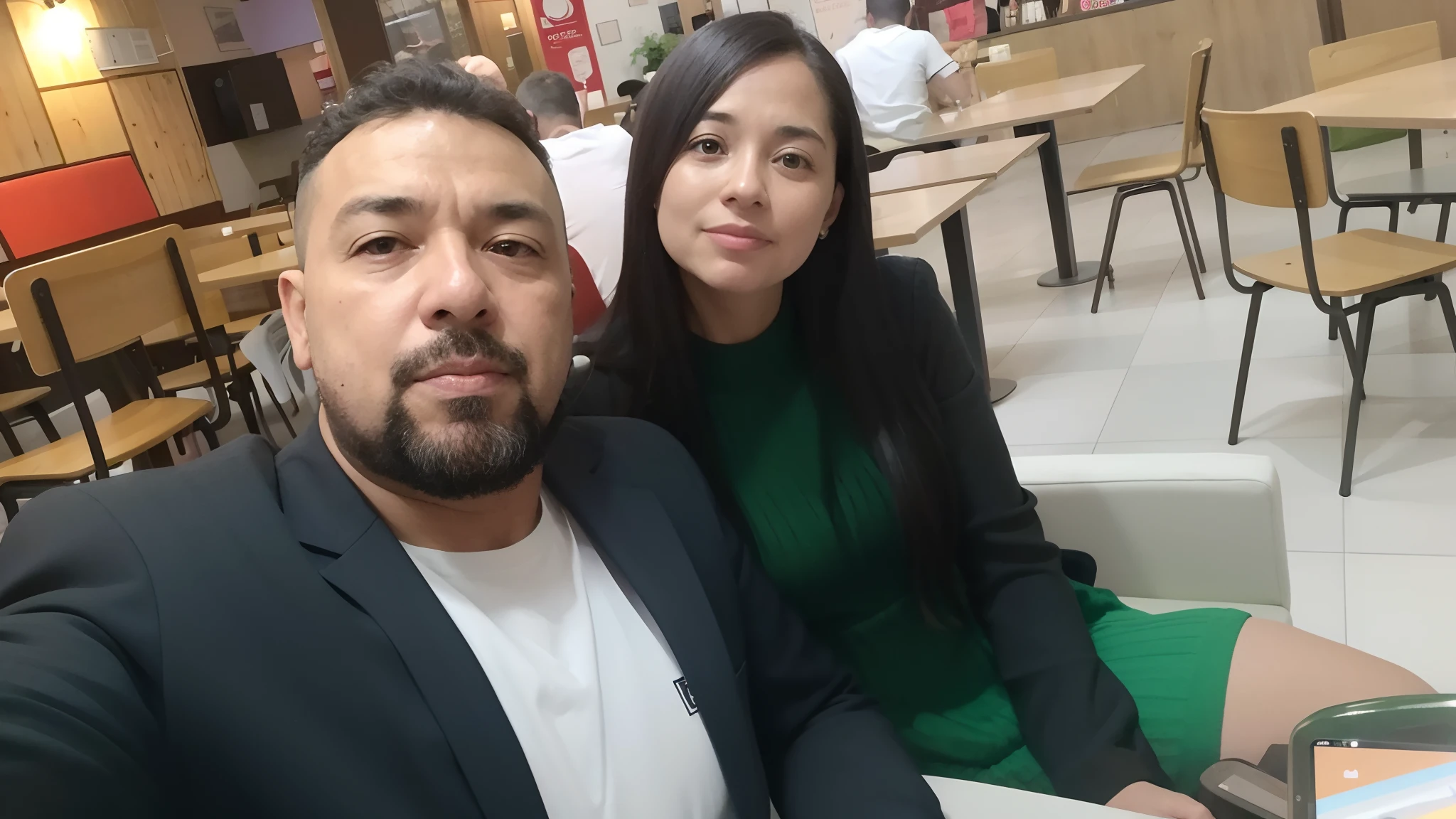 They're sitting at a table in a restaurant with a cell phone, momma and papa, imagem de qualidade muito baixa, Foto realista, Directed by: Nandor Soldier, imagem de perfil, foto do perfil, taken in the early 2020s, 4 k post, Postagem 4k, Lovely couple, qualidade muito baixa, Jose Miguel Romano Francisca