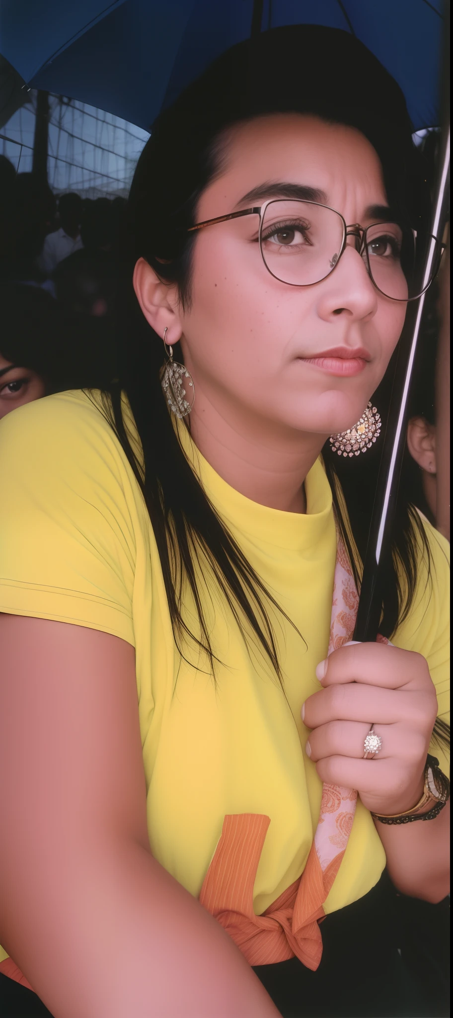 Woman with glasses holding an umbrella in a crowded area, tiradas no final dos anos 2000, Mulher de 30 anos de Cuba, tiradas em meados dos anos 2000, Alanis Guillen, taken in the early 2020s, Lorena Avarez, tomada em 1 9 9 7