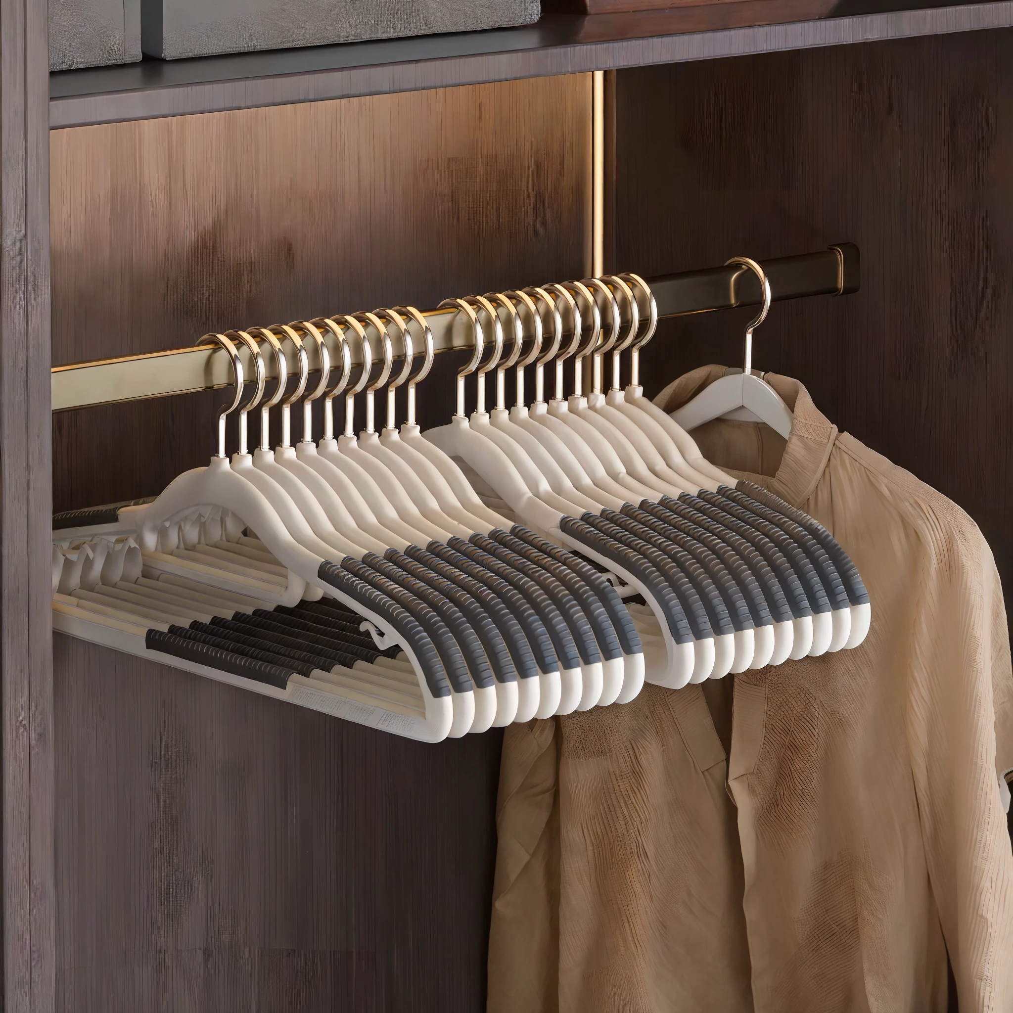 ((Natural pleated garments)),(Details of the clothes)