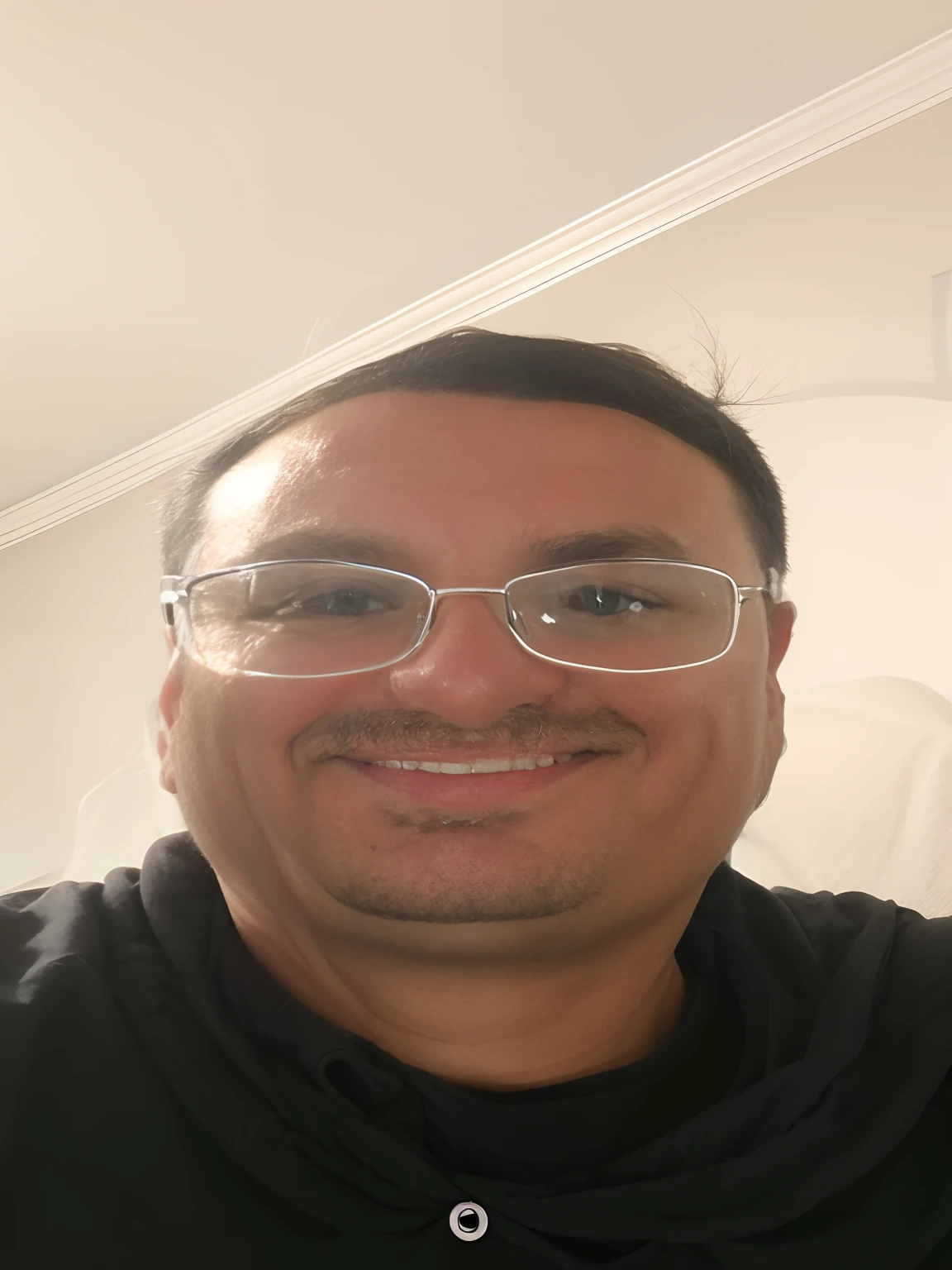 Homem arafed em um capuz cinza deitado em uma cama, tired face, parecendo cansado, taken in the early 2020s, imagem do rosto, rosto suado, em torno de 1 9 anos, 3 2 anos, Homem de 30 anos, 2 7 anos, 2 8 anos, selfie de um homem, 2 9 anos, mal iluminado