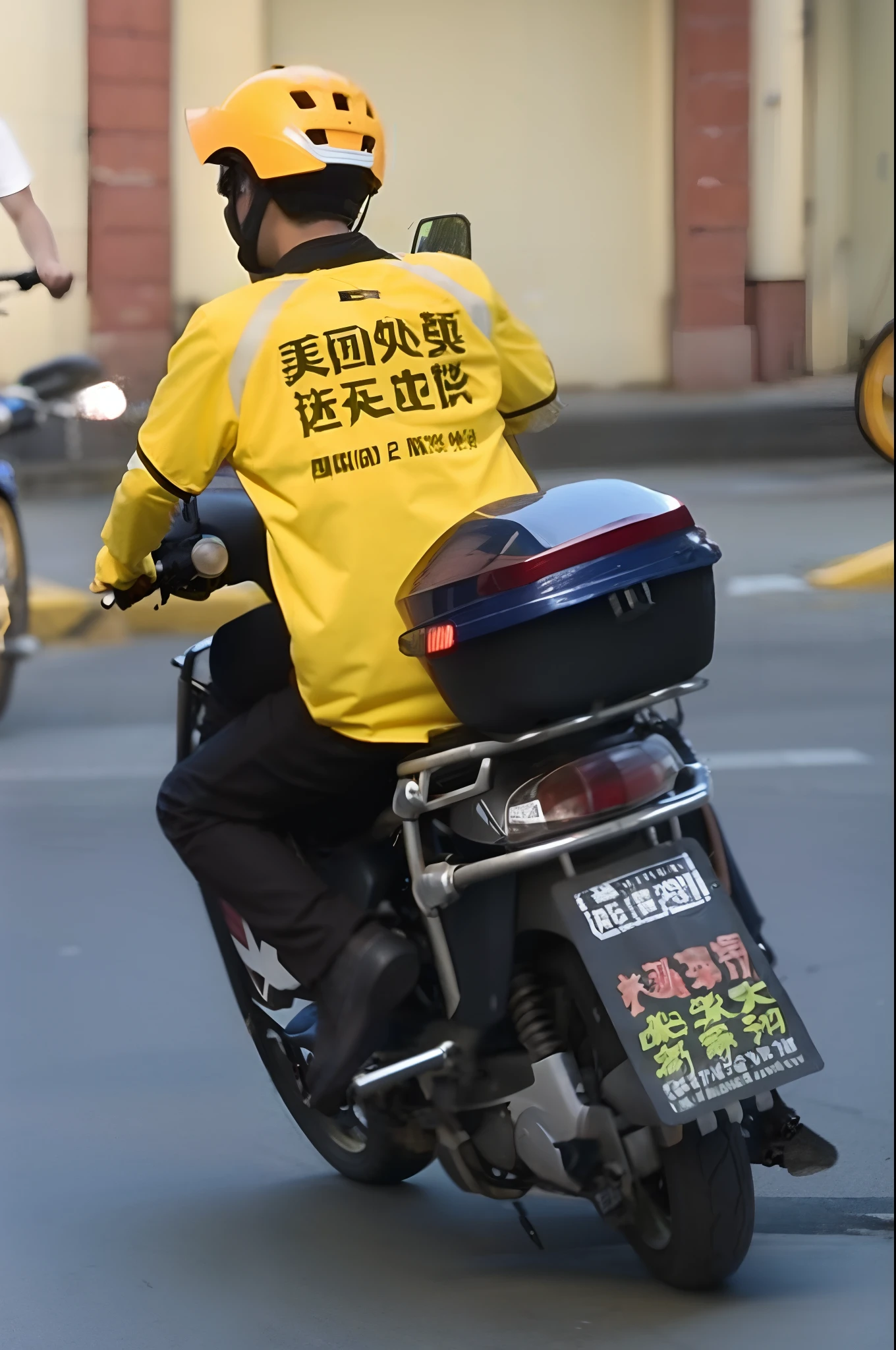 There was a man on the street wearing a yellow helmet riding a motorcycle, the sideview，There is a delivery box in the back of the car。