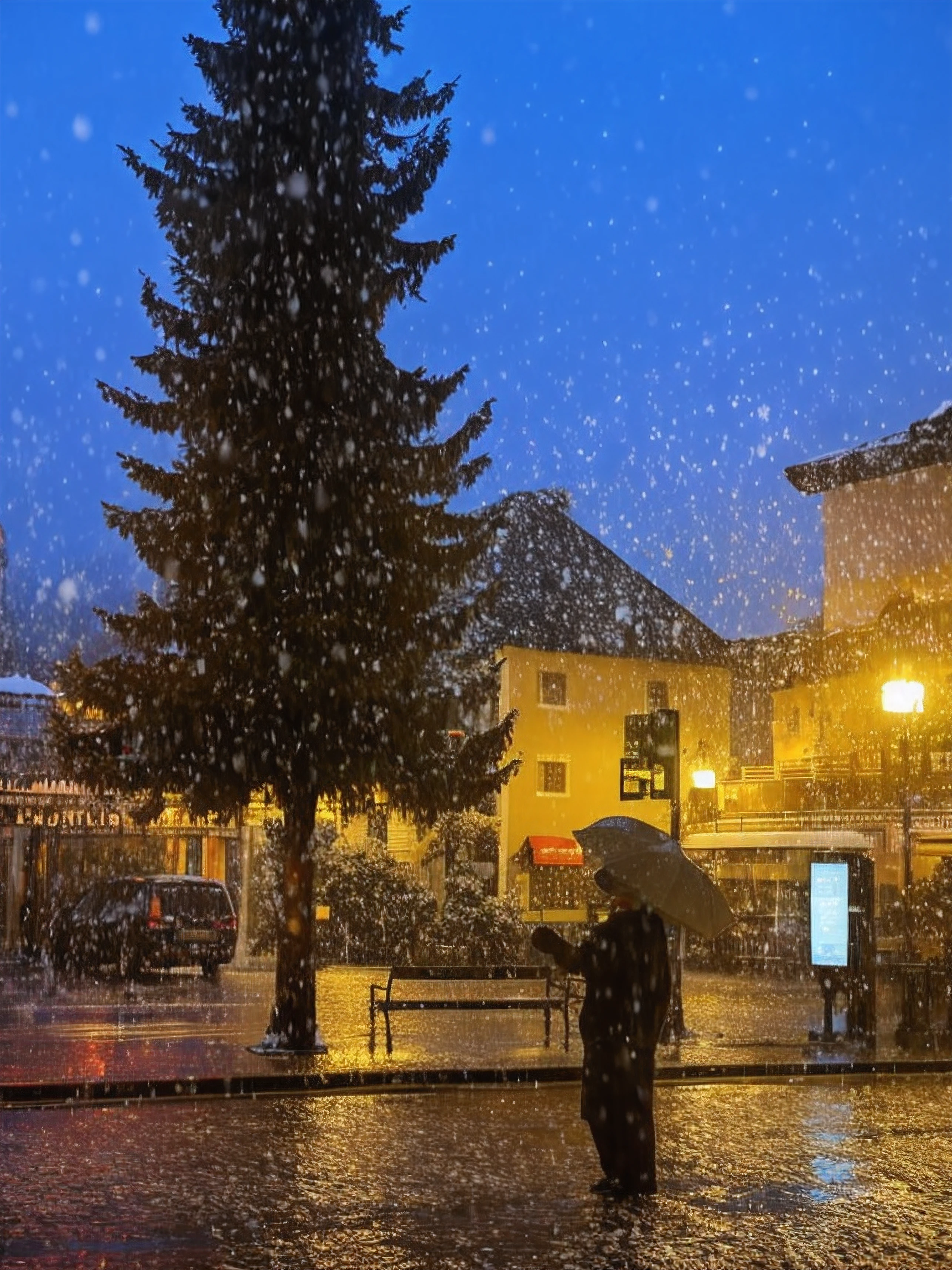 There was a man standing in the rain with an umbrella, snowfall at night, It snows in the city,It snowed a lot, snowing outside, during snowfall, snowing outside, Light snowfall, Snow is falling, weather photography, snowflakes falling, nevando, snowflower, In the evening rain, snowfall, snow weather, snowfall, moonlight snowing