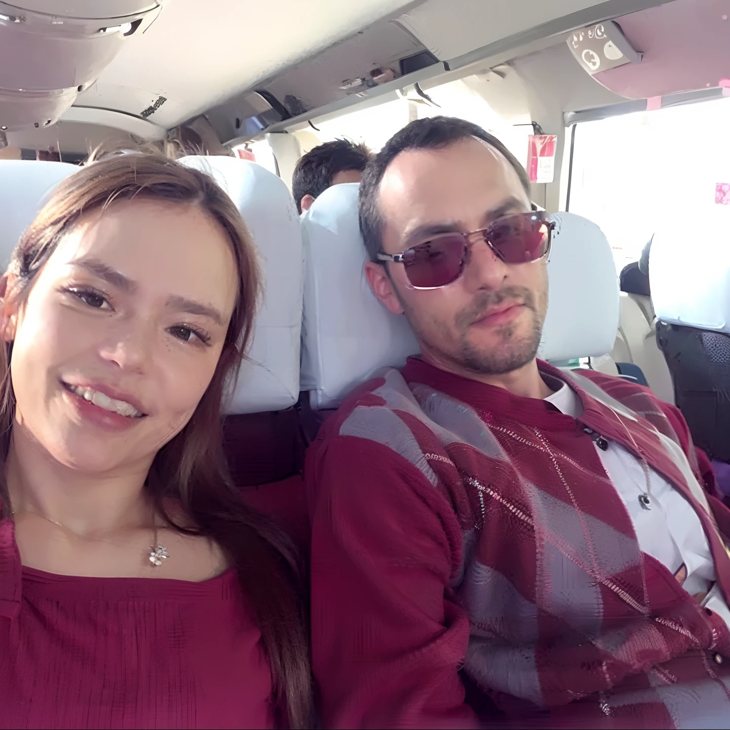 There are two people sitting on a plane with one person wearing sunglasses, vacation photo, momma and papa, com ela longa, back to us, imagem de perfil, foto de perfil, em Chuquicamata, foto do perfil, Viagem, lindo dia ensolarado, Lovely couple, taken in the early 2020s, foto de perfil, Casal feliz, imagem do avatar,Pixar Disney