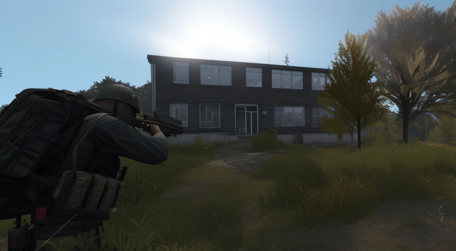 Imagem de um homem com uma mochila em frente a uma casa, no jogo, em dayz, em Tarkov, Captura de tela de um FPS, dayz, no jogo, in - jogo, arma 3 screenshot, do lado de fora de uma casa, military outpost, hq muito detalhado, captura de tela de alta qualidade, fps view, na captura de tela do jogo, Arma 3, tiro no jogo