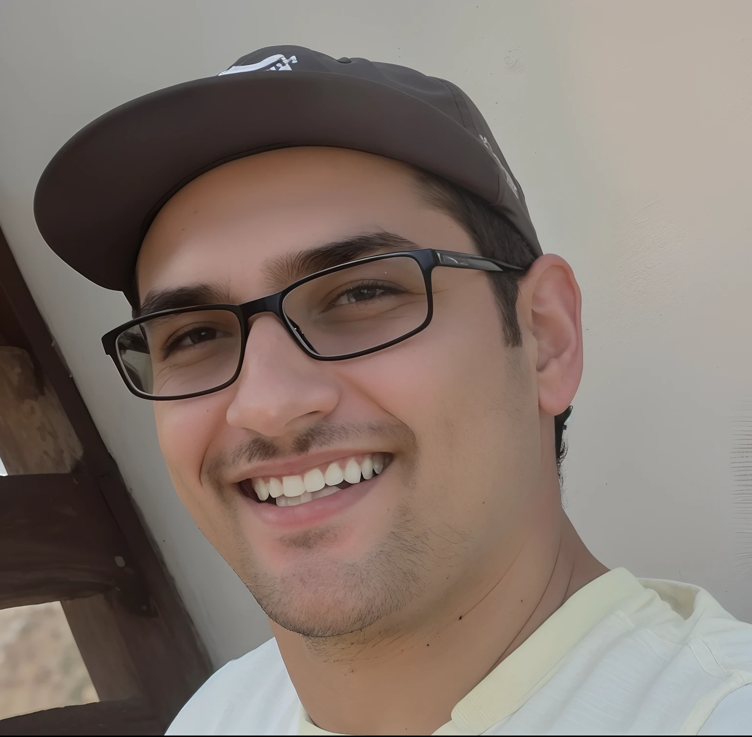 Man with beard and cap standing in front of a mountain, em frente a um fundo de floresta, Fotografia selfie 8k, david rios ferreira, icaro carvalho, com montanhas no fundo, com montanhas ao fundo, com montanhas como pano de fundo, George Doutsiopoulos, gui guimaraes, foto de perfil profissional, Aykut Aydogdu