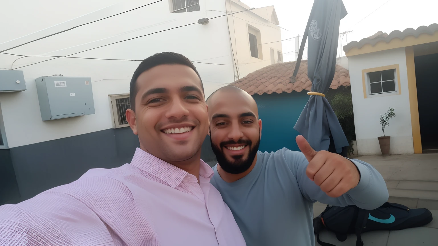 It's two men posing for a photo in front of a building, MC Escher e Ronny Khalil, instagram post, foto de perfil, Mohamed Reda, Postagem no Reddit, facebook post, Paulo Pepera Pablo Roldan, Condutor de Ene, Genzoman e Frank Franzzeta, foto selfie, Alex, JoSan Gonzalez e Tyler Edlin, muito feliz