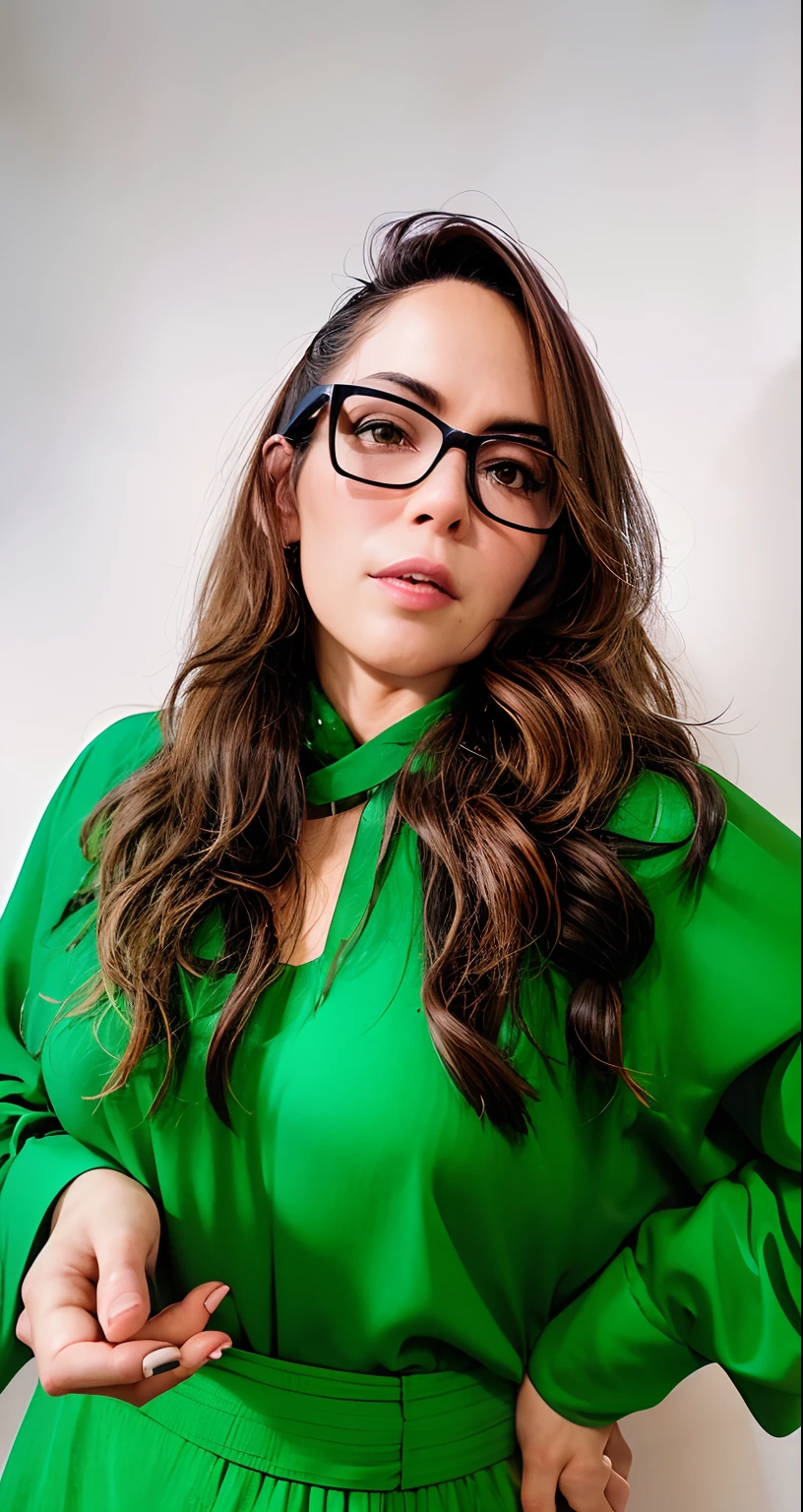 There's a woman in a green shirt and glasses posing for a photo, vestindo roupas verdes, vestindo verde, inspired by Gina Pellón, inspired by Verónica Ruiz de Velasco, Lorena Avarez, Malika Favre, imagem de perfil, Magda Torres Gurza, imagem retrato, Alanis Guillen, fernanda suarez