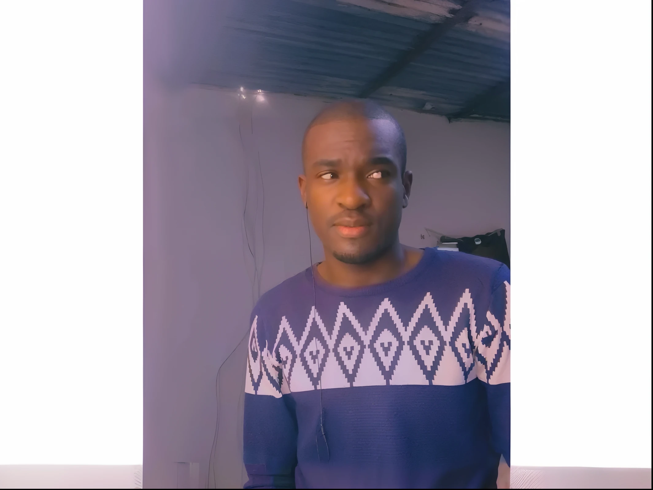 There's a man who's in a room in a blue sweater, Godwin Akpan, Areas of Adebanji, oi marca ( Akwaaba Tommy ), em torno de 1 9 anos, low quality video, David Uzochukwu, ele tem cerca de 30 anos, ele tem cerca de 3 0 anos de idade, em estilo de davey adesida