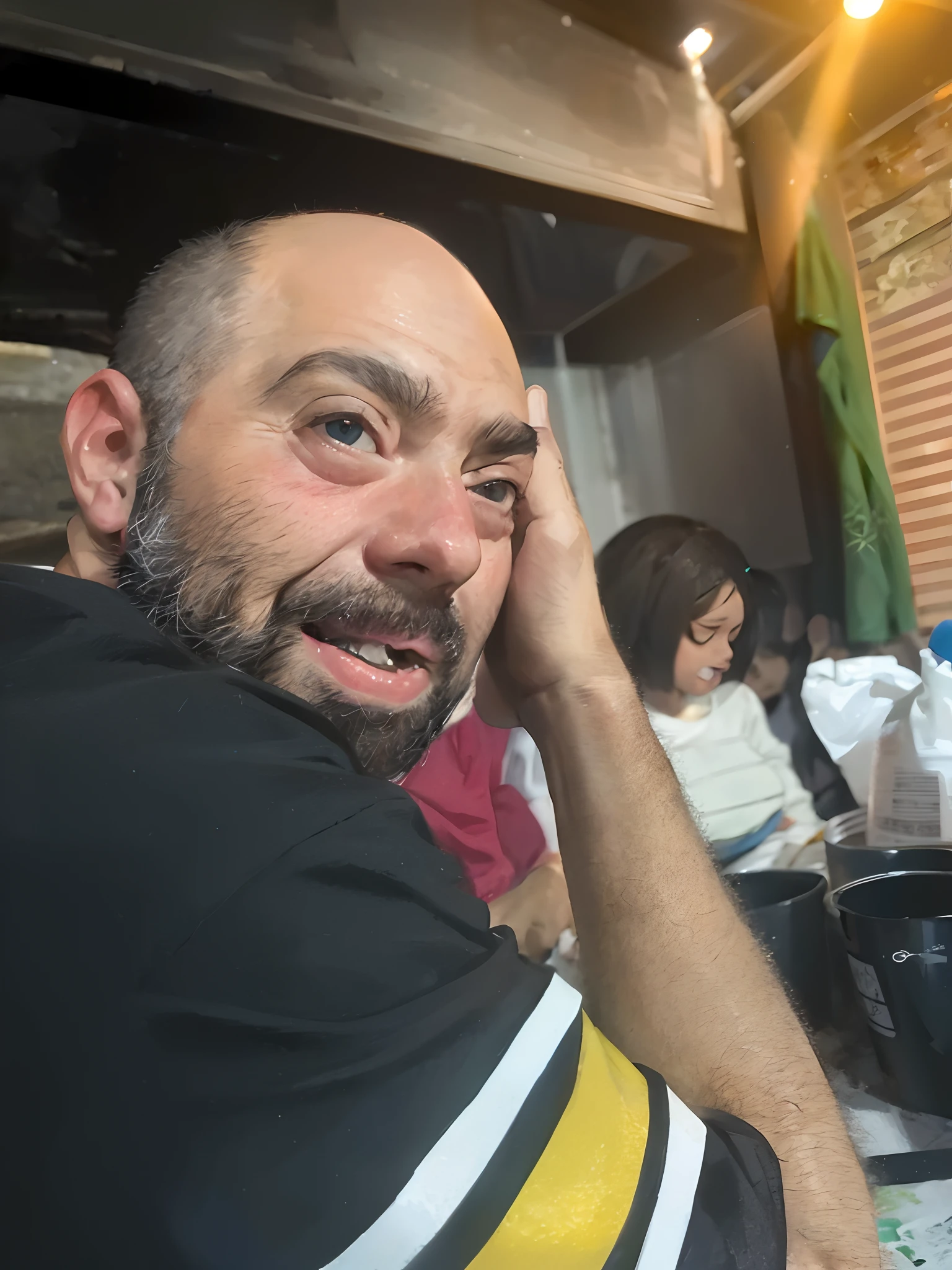 Homem rindo  careca olhos esbugalhados camisola preta