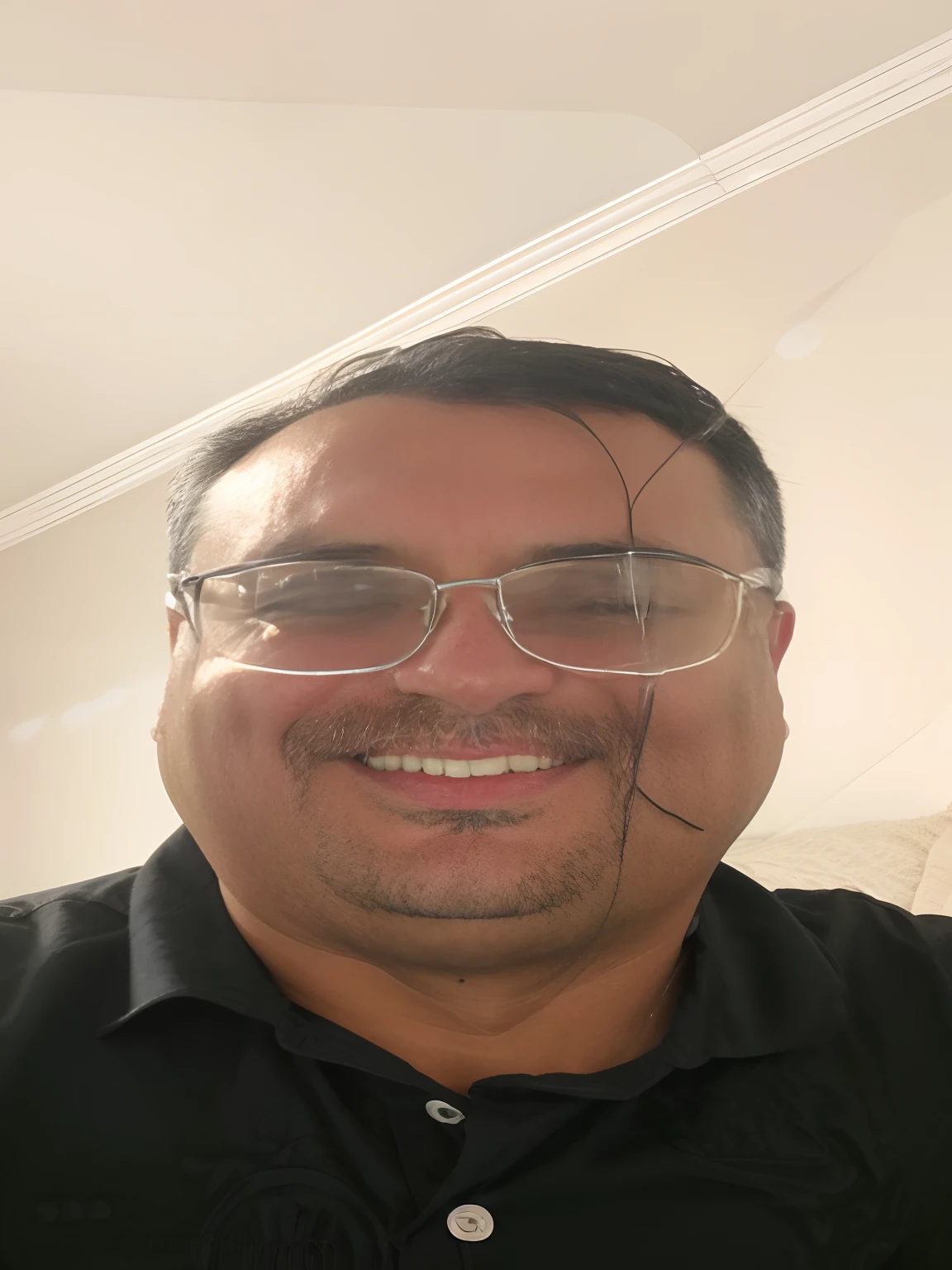 Homem deitado na cama com uma camisa azul, Homem de 4 0 anos, (38 anos), Homens de 45 anos, david rios ferreira, 38 anos, foto de um homem, 3 6 anos, Alejandro, uma foto de um homem, taken in the early 2020s, selfie de um homem, andres rios