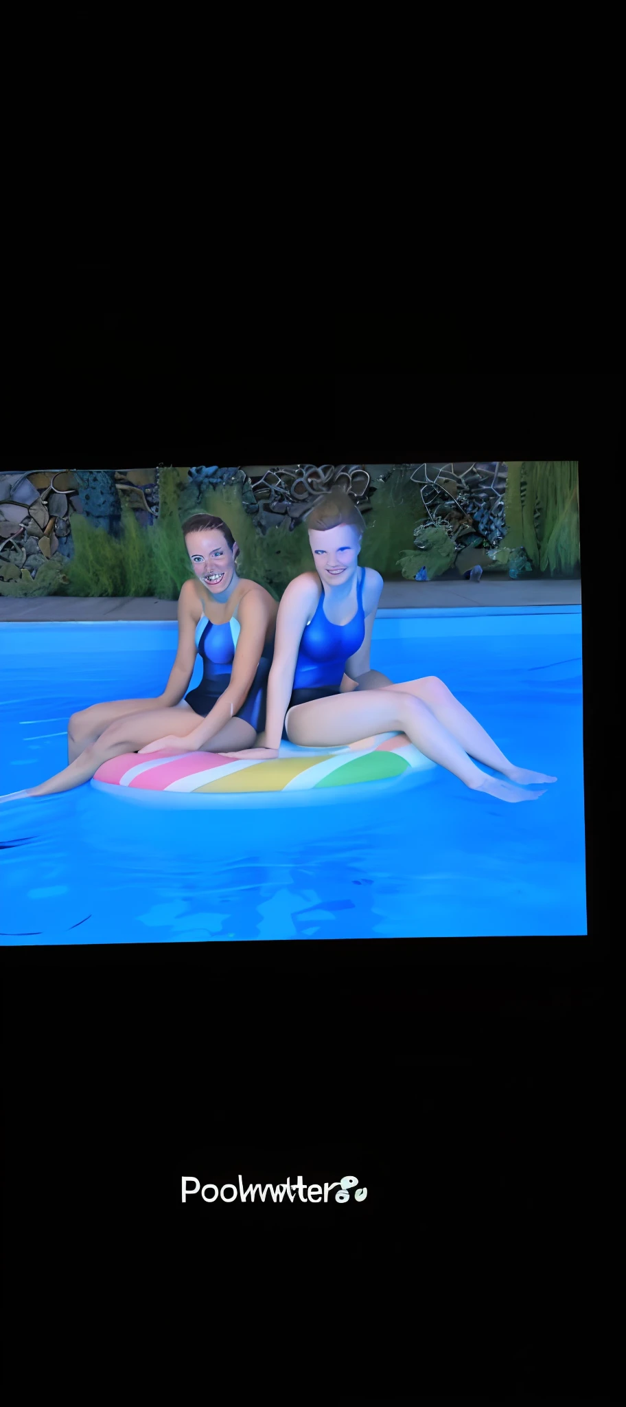 Da sitzen zwei Frauen auf einem Surfbrett im Wasser, im Pool sitzen, in einem Schwimmbad, Sommer-Badeparty, is wearing a no swimsuit, neben einem Pool, Spielen im Schwimmbad, Poolparty, lying on your back, Schweben in der Luft,