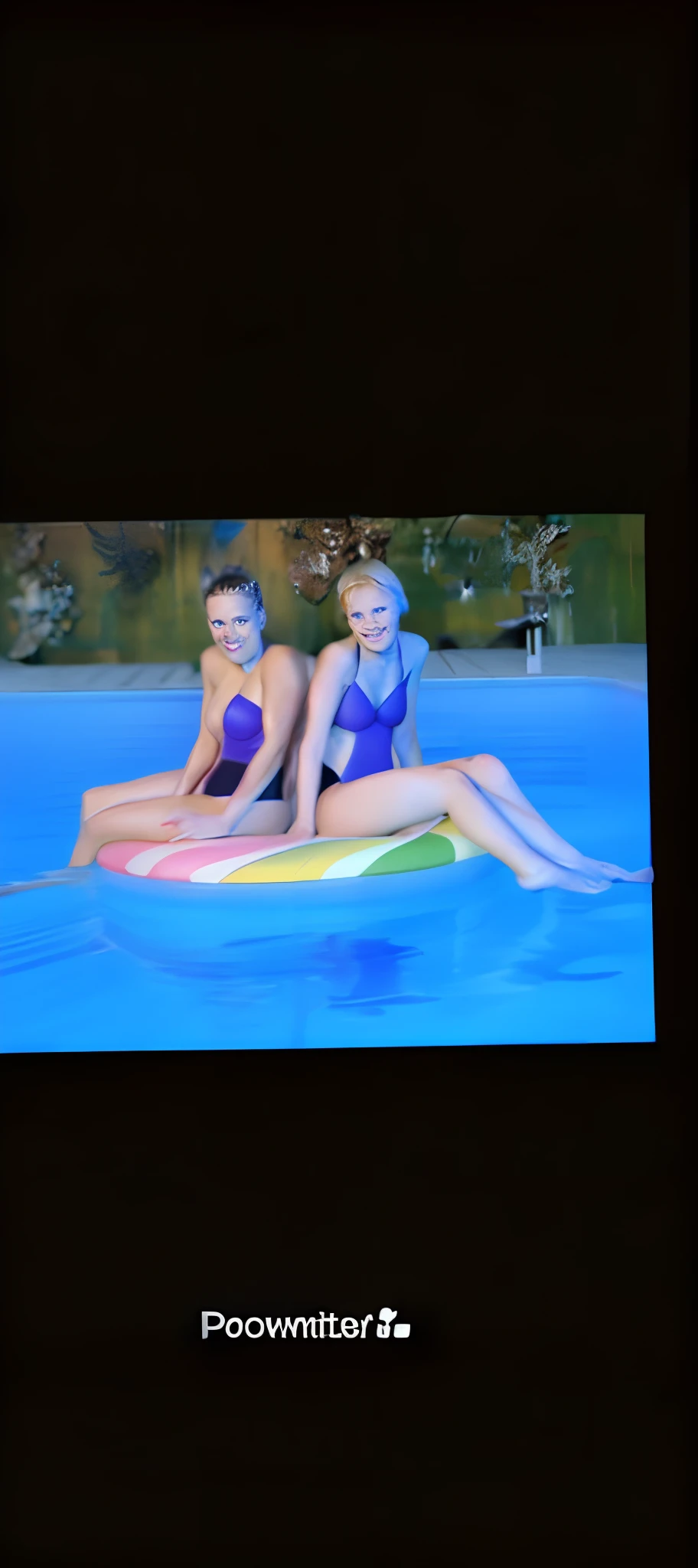 Da sitzen zwei Frauen auf einem Surfbrett im Wasser, im Pool sitzen, in einem Schwimmbad, Sommer-Badeparty, They are both wearing a very tight and skimpy and see-through bikini, neben einem Pool, Spielen im Schwimmbad, Poolparty, lying on your back, Schweben in der Luft, bei beiden fehlt das Bikini Oberteil