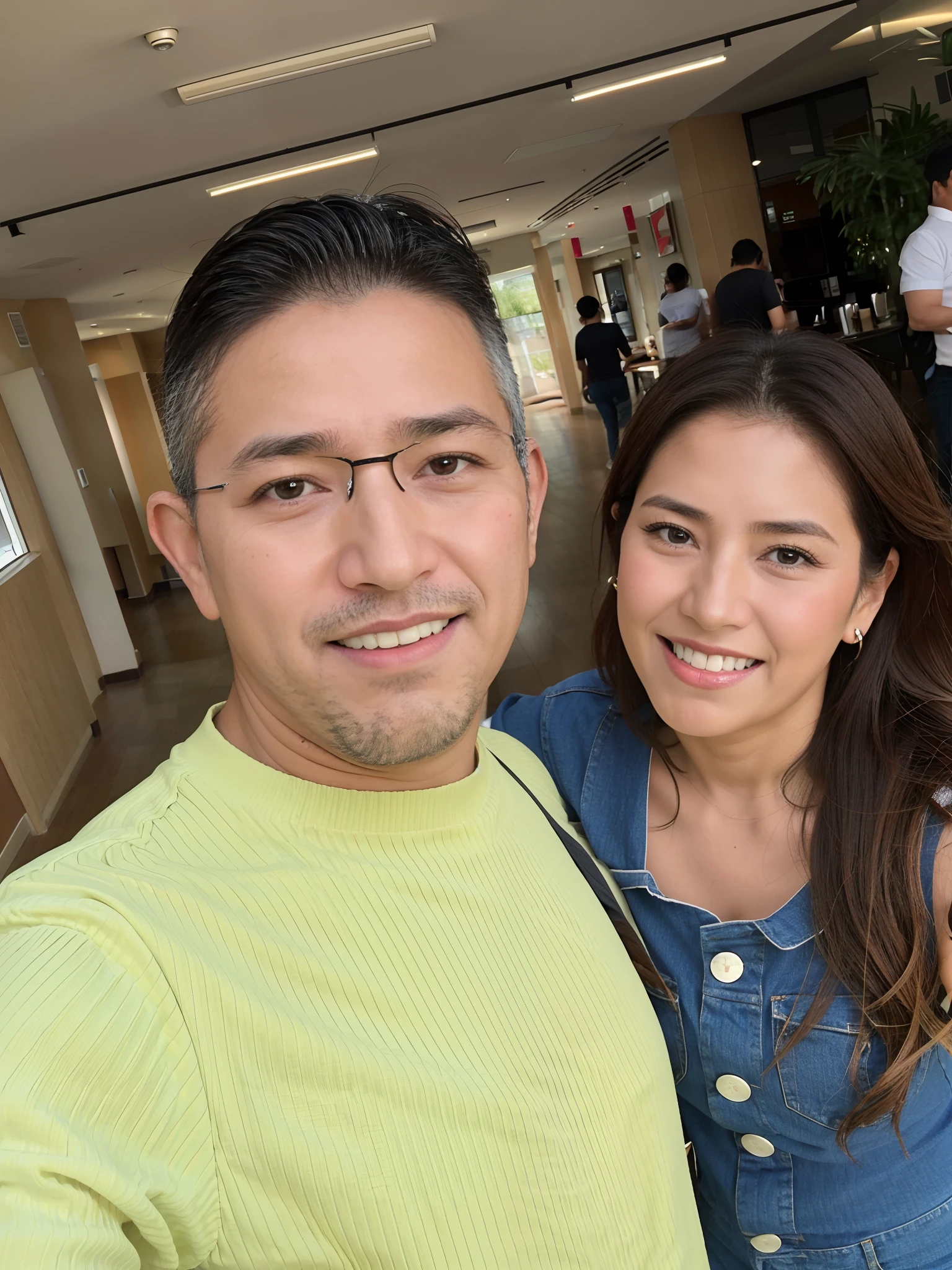 There is a man and a woman taking a selfie in a building, imagem de perfil, momma and papa, Karla Ortiz, facebook post, foto do perfil, Postagem no Reddit, Alanis Guillen, taken in the early 2020s, Casal feliz, par, Lorena Avarez, instagram post, 4 k post, Postagem 4k, Fotografia tirada em 2 0 2 0