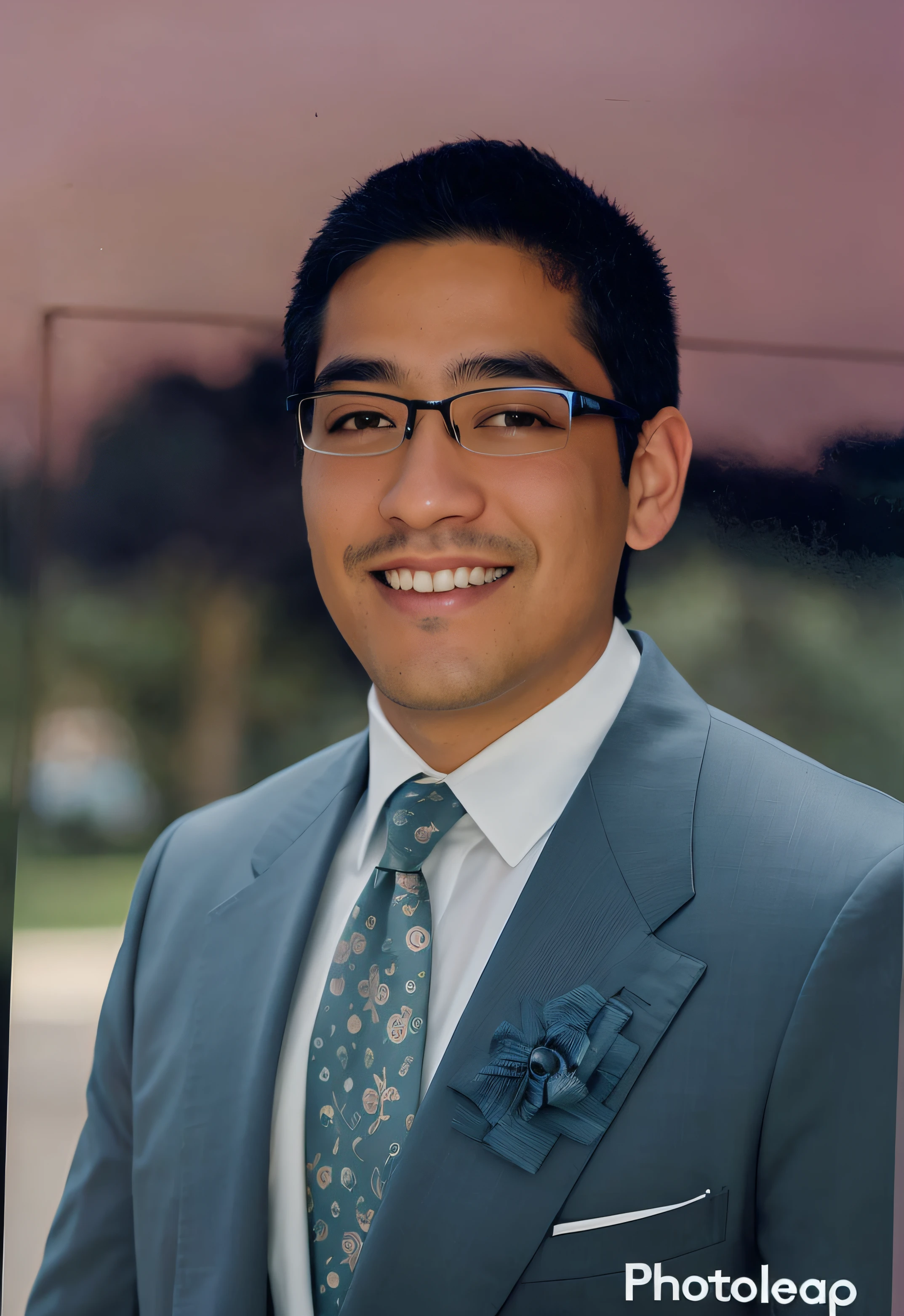 hombre sonriente en traje y corbata con un cielo rosado en el fondo, foto de la cabeza, Foto de primer plano profesional, Christian Orrillo, Foto profesional detallada, Imagen profesional, Foto de perfil profesional, Foto de perfil, Ruben Wu, andrew gonzalez, David Nakayama, Portrait of Danny González, Retrato profesional en primer plano, Alex Miranda, david villegas, Michael Okuda