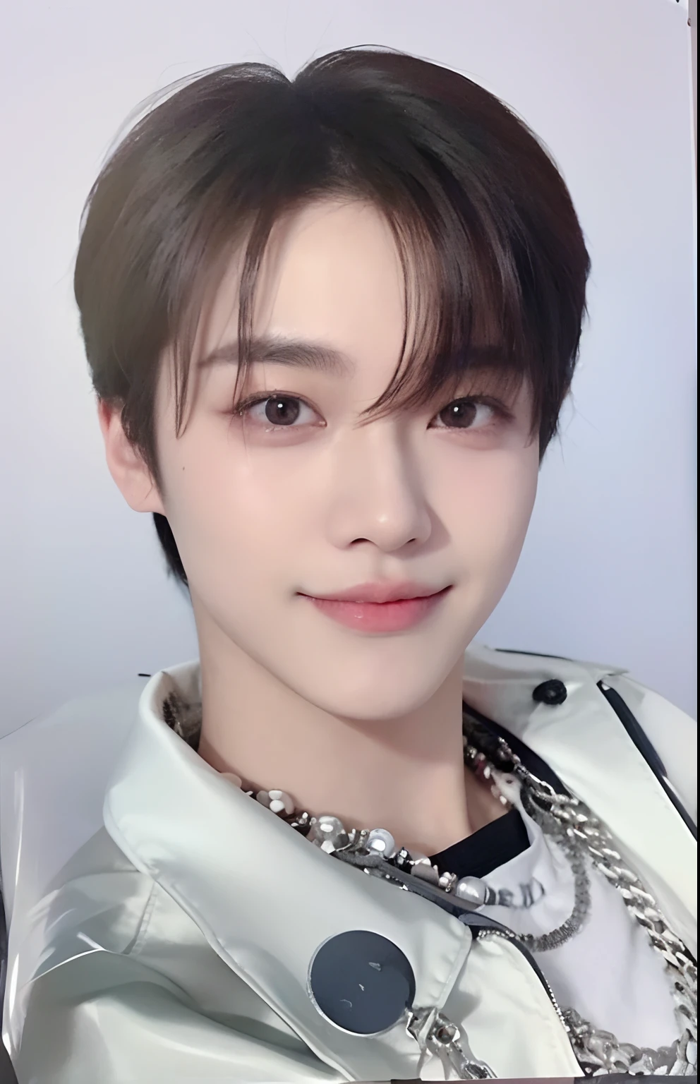 Un primer plano de una persona con un collar y una chaqueta, Cai Xukun, Jung Jaehyun, Yanjun Chengt, Todos del grupo NCT, Foto de perfil de la foto de cabeza, Hyung Tae, Retrato de Kpop Idol, inspirado por Bian Shoumin, Jimin, Parque Jimin, Jinyoung Shin, Wan adorable cara coreana, Retrato de Jossi de Blackpink, Hong June Hyung