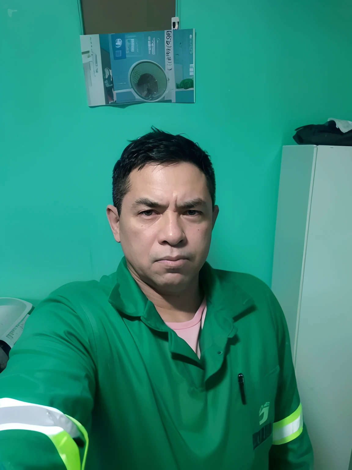 um homem bonito em uma jaqueta de couro vermelha, in a convenience store, ready for action, parte superior do corpo, fechar para cima, (Looking at camera), (candid, amante), (..RAW, 8k, UHD, Fujifilm XT3),