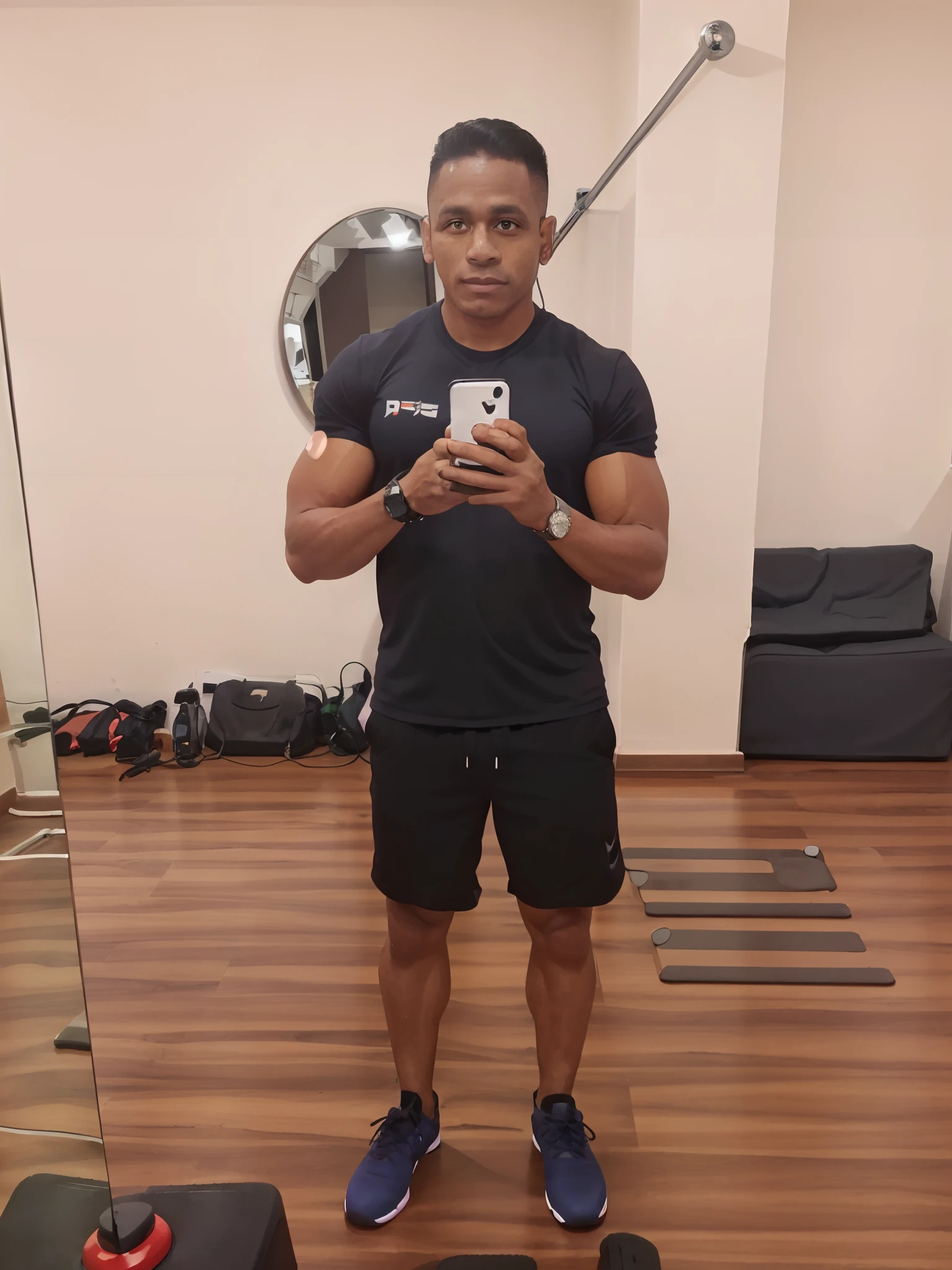 there is a man taking a selfie in a mirror with a cell phone, em uma academia, ele tem cerca de 40 anos, foto fit, malhar, cabelo castanho claro, pele branca