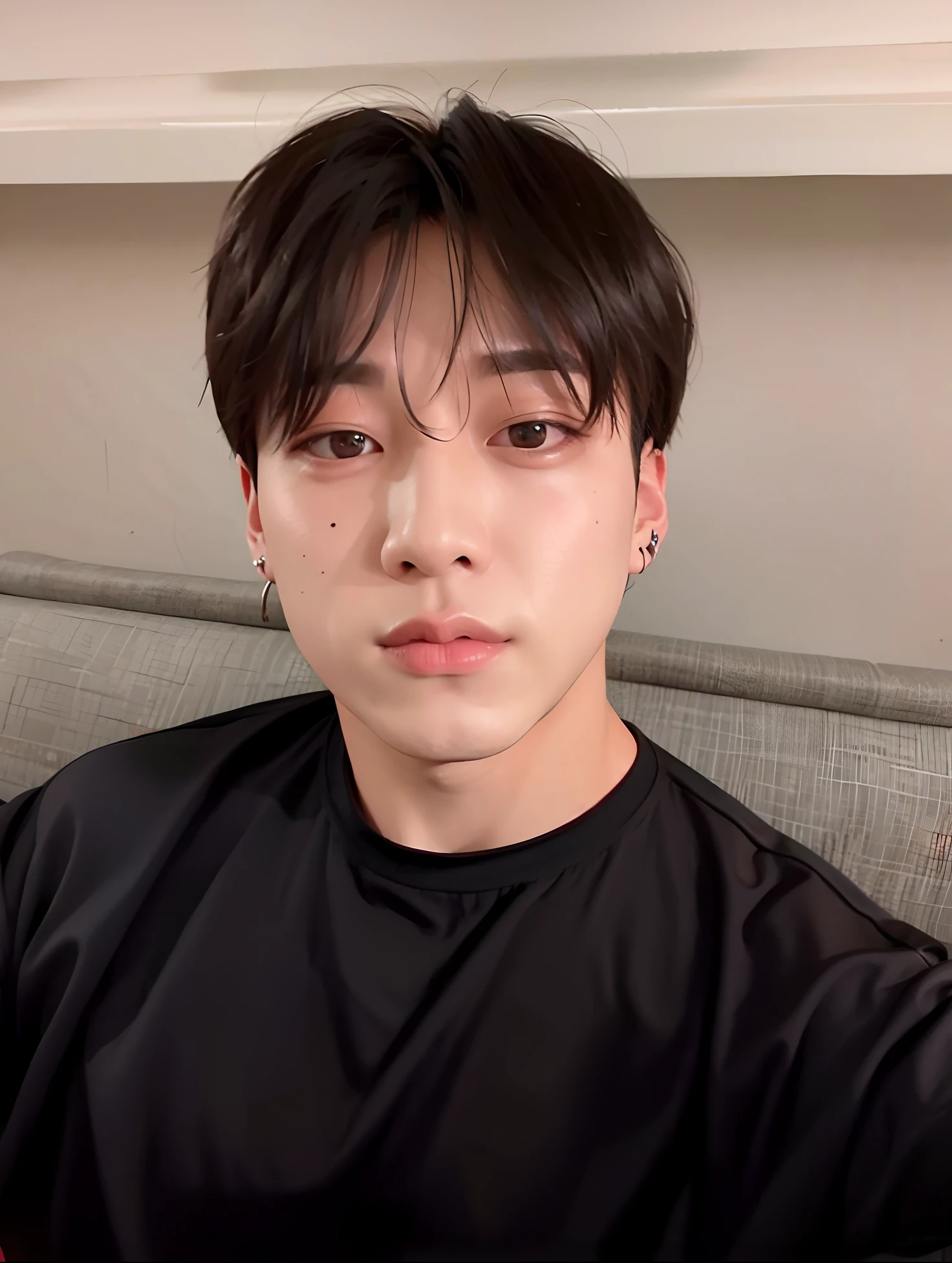 There's a man in a black shirt sitting on a couch, Jungkook\labios delgados, Jungkook\Double right eyelid, jungkook, Hyung Tae, Parque Jimin, Kim Doyoung, Jimin\Nariz griega de, Taejune Kim, Jimin, Shin Jeongho, Hong June Hyung, rostro delgado, tatuaje en el cuello