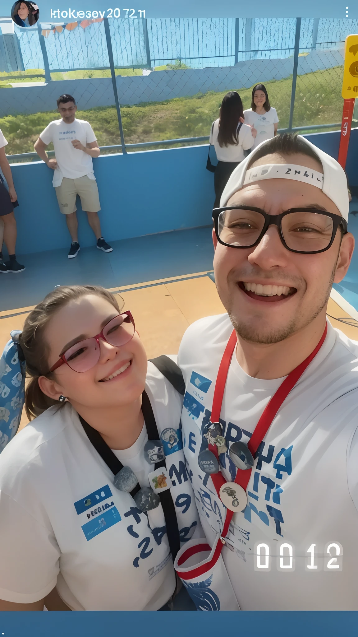 There are two people who are posing for a photo together, both smiling for the camera, Daniel Dociu, Fotografia tirada em 2 0 2 0, by Amelia Peláez, Foto tirada em 2018, imagem do avatar, Kacper Niepokolczycki, Directed by: Nandor Soldier, foto de um espectador