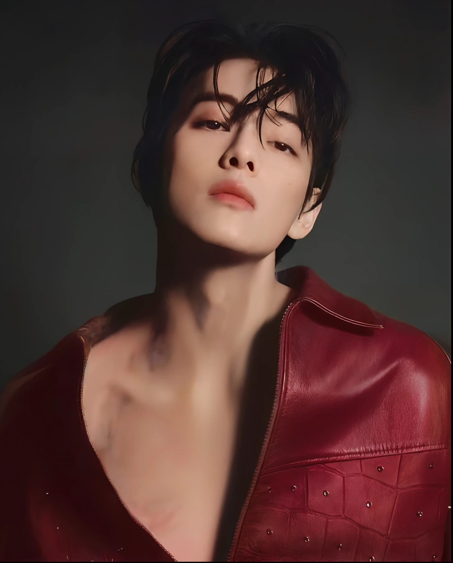 Imagen de un hombre con una chaqueta de cuero roja, Cai Xukun, inspirado por Zhang Han, Jinyoung Shin, Jung Jaehyun, inspirado por Yanjun Cheng, Mark Lee, Declan McKenna, Yanjun Chengt, Hyung Tae, JIA, Siwoo Kim, delicate androgynous prince, Yan, beautiful androgynous prince, Aesthetics of Jinyoung Shin. Enfoque facial, (absurdos, Altas Resoluciones, Ultra detallado),((Obra maestra)), ((La mejor calidad:1.1)), High resolution, 8k,1child, La mejor calidad, Obra maestra, (fotorrealista:1.4), 4k, alta calidad, Obra maestra, La mejor calidad, Altas Resoluciones, dynamic poses, piel suave y brillante, Mirando al espectador