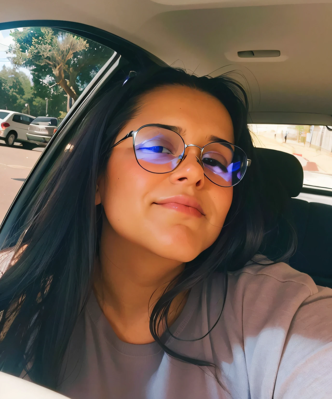 Woman with glasses sitting in a car with a mobile phone, 18 anos, Alanis Guillen, taken in the early 2020s, foto de perfil headshot, 1 6 anos, foto de perfil, Violeta Myers, imagem de perfil, foto do perfil, tiradas no final dos anos 2000, ela tem cerca de 1 6 anos de idade, 21 anos