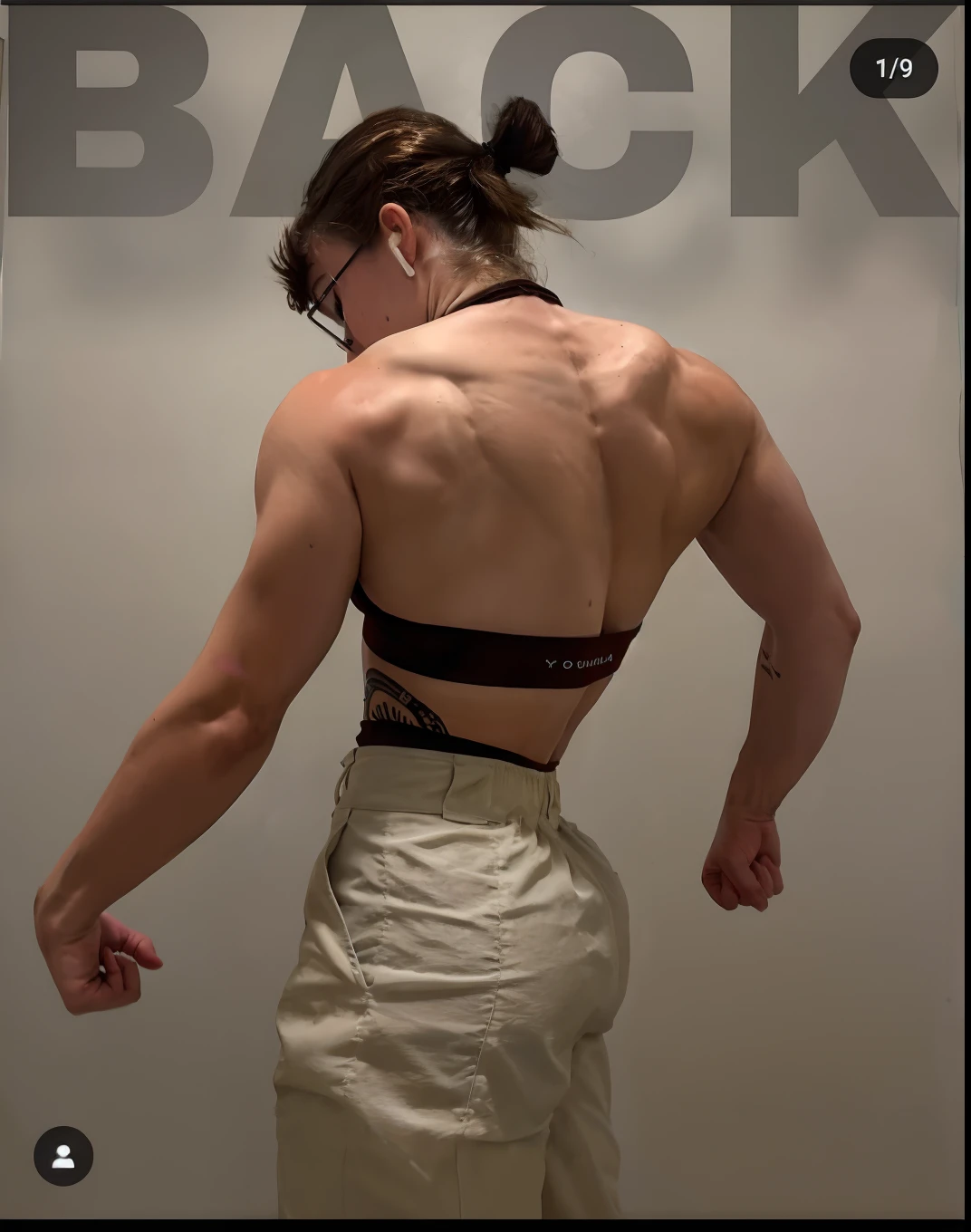 Arafed woman in a black bra top and khaki pants, crescimento total a partir das costas, back pose, em pleno crescimento a partir das costas, from the back, her back is to us, arms behind back, mostrando o ombro de costas, photo from behind, costas arqueadas, costas arqueadas, tiro pelas costas, Backview, Concentre-se nas costas, rear facing