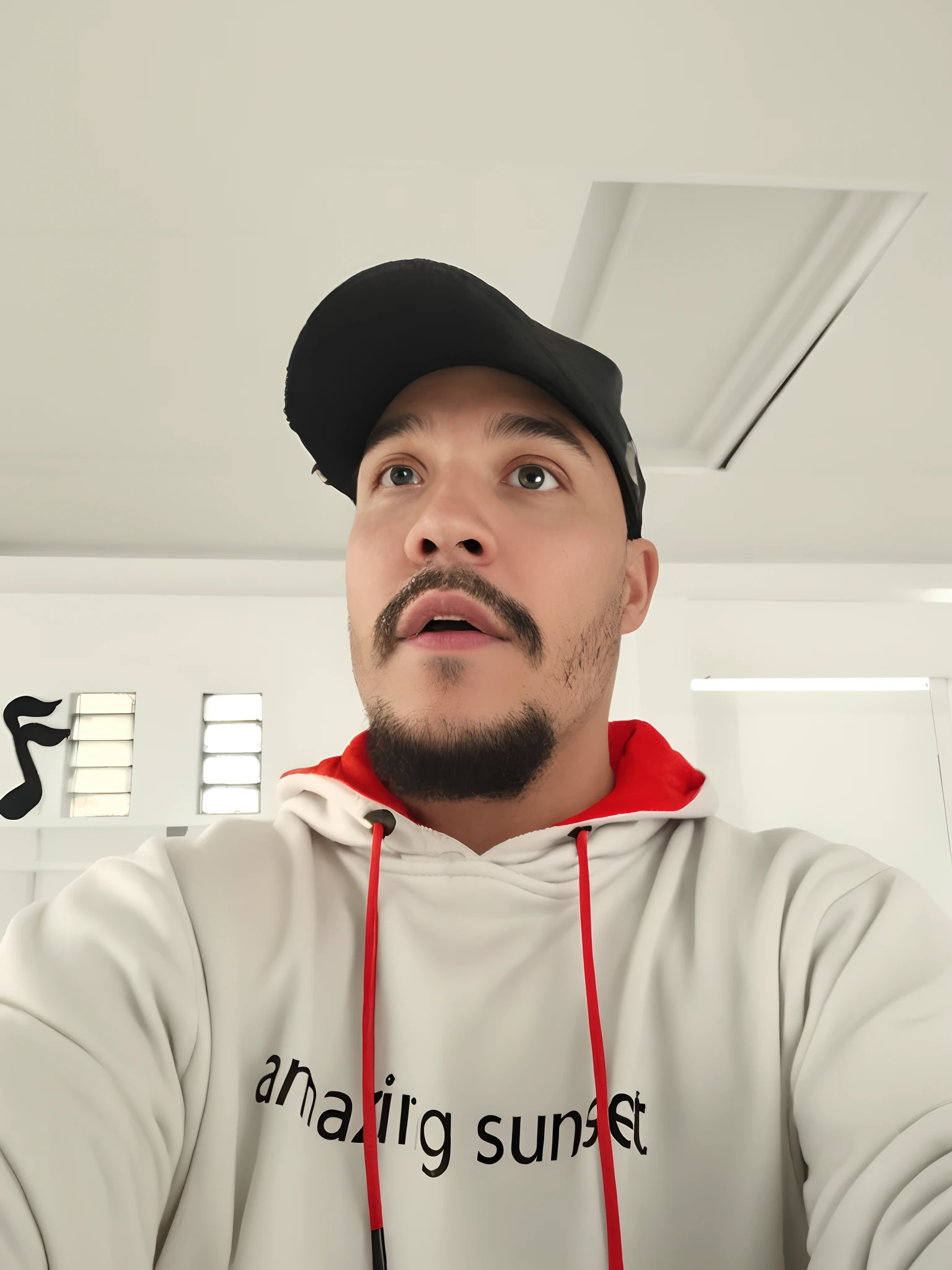 There's a man in a hat and a hood looking up, Streamer do Twitch / Jogador Ludwig, imagem do avatar, david rios ferreira, foto de perfil headshot, foto de perfil, zigor samaniego, Fotografia selfie 8k, Carmelo Blandino, imagem de perfil, victor maristane, neckbeard, imagem de qualidade muito baixa, rosto suado, Estilo Zigor Samaniego