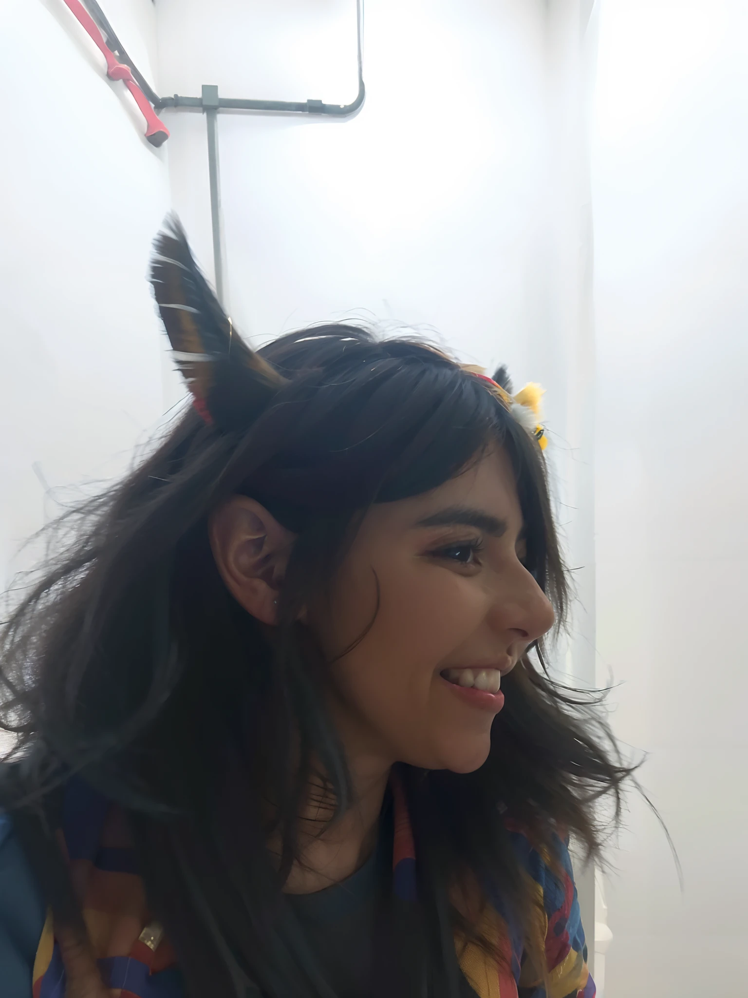 Chica, pelo celeste, orejas de gato celeste, ropa rasa y celeste y ojos amarillos con naranja