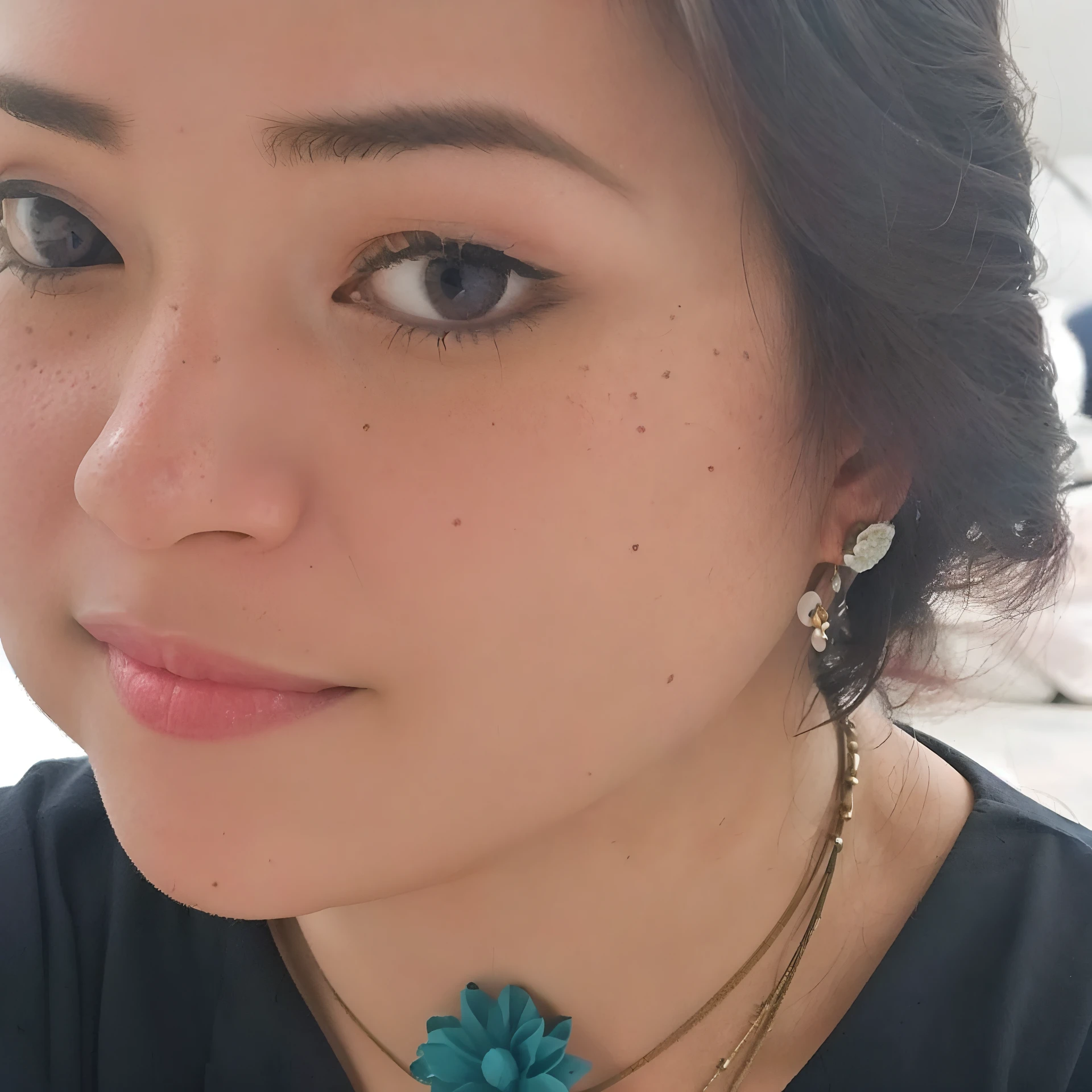 There's a woman with a necklace and a necklace of flowers, south east asian with round face, 38 anos, Nivanh Chanthara, imagem de perfil, 3 6 anos, inspired by Ruth Jên, A alegria de, Ayahausca, taken in the early 2020s, Asian face, (38 anos)