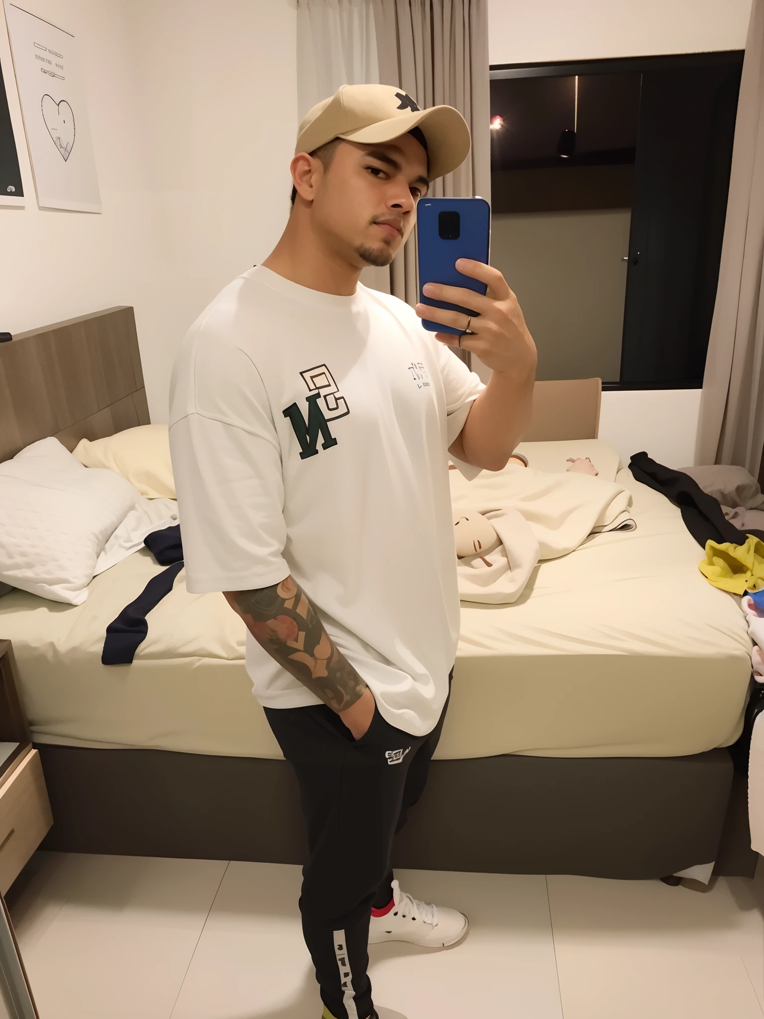 There's a man taking a selfie in a room with a bed, vestindo um pescador 🧥, Estilo de Seb McKinnon, baggy clothing and hat, foto da roupa, trending on r/streetwear, manly, vestindo um baggy, 2 2 anos, Postagem no Reddit, foto de perfil, imagem de qualidade muito baixa, instagram story, desgaste - estilo branco