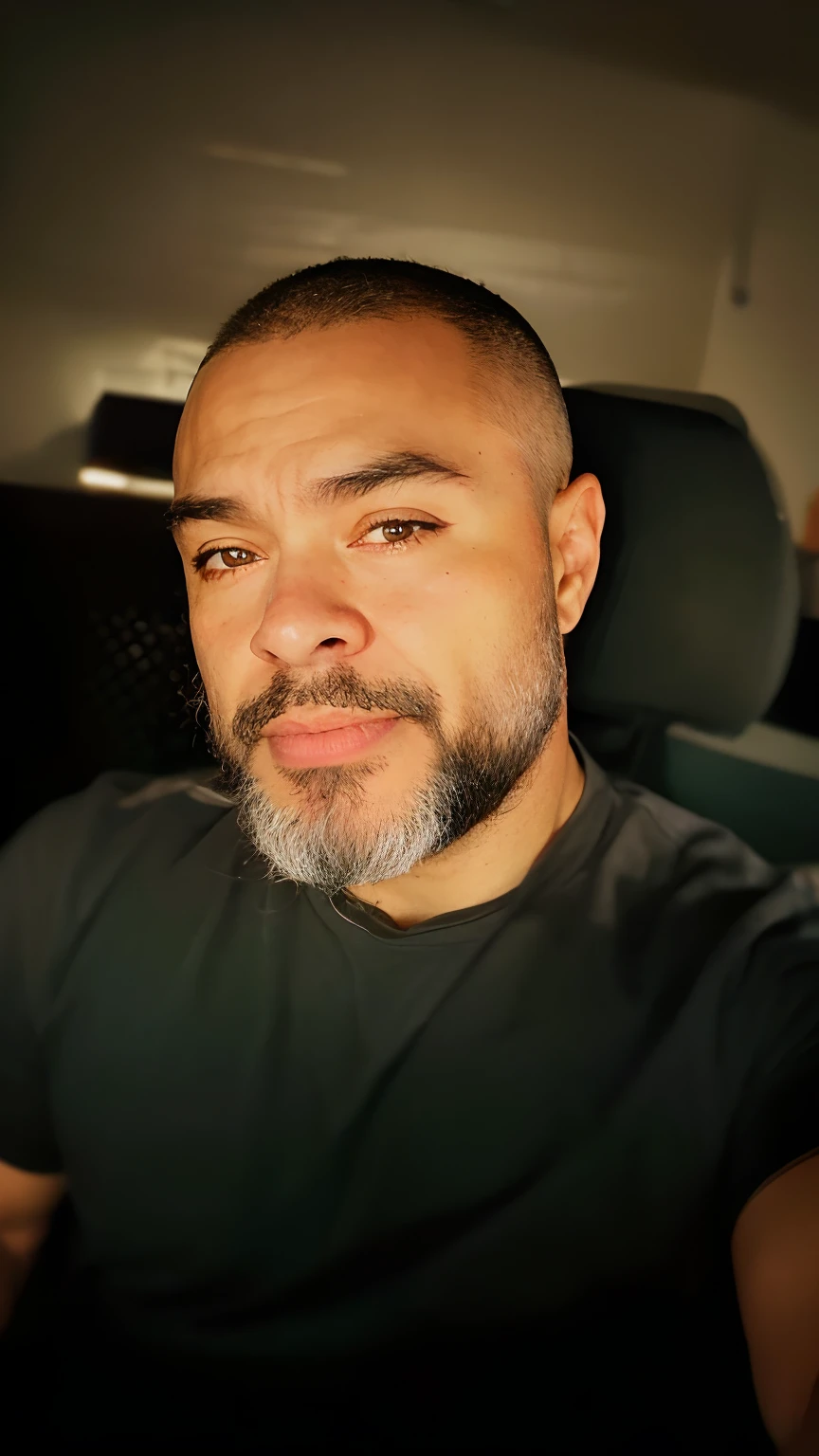Homem negro, brasileiro, com 20 anos cabelos curto preto, Short, gray beard only on the chin, com camiseta verde escura.