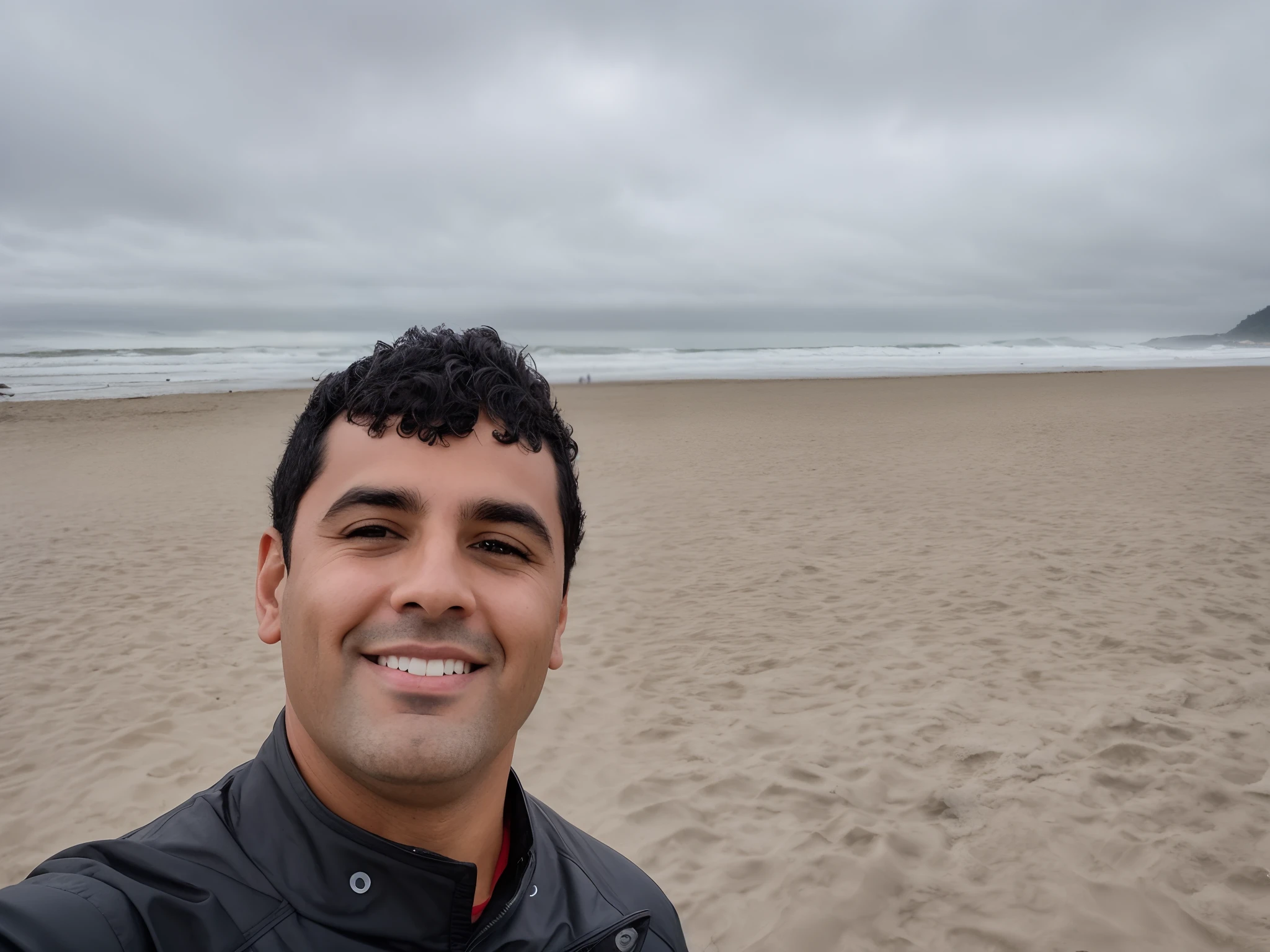 Arafed man taking a selfie on the beach with a cloudy sky, foto de praia, oceano ao fundo, standing at the beach, O oceano ao fundo, na praia, em uma praia, posando em uma praia com o oceano, na praia, Costa como pano de fundo, bom tempo nublado leve, Praia ventosa, Fotografia selfie 8k