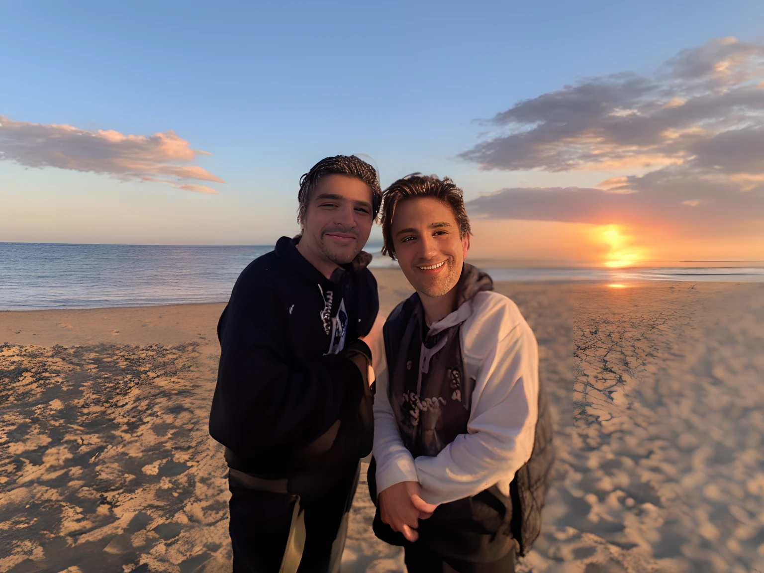 It's two men standing on the beach smiling at the camera, perto da praia, on the beach during sunset, on the beach at sunset, on the beach at sunset, standing near the beach, no oceano, at the beach on a sunset, in the sunset, dois homens bonitos, na praia, na praia. Deixe o homem mais velho parecer mais jovem.