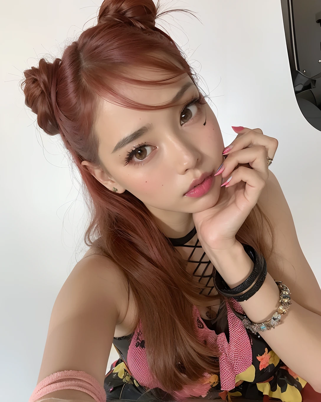 Hay una mujer con el pelo rojo y un top rosa posando para una foto, Lalisa Manobal, Jossi de Blackpink, ayaka, Lalisa Manoban de Blackpink, Retrato de Jossi de Blackpink, Parque Roseanne de Blackpink, por Ayami Kojima, Asuka, Ana Takamaki, Akira Yoshizawa, Yuri Misaki, Harumi