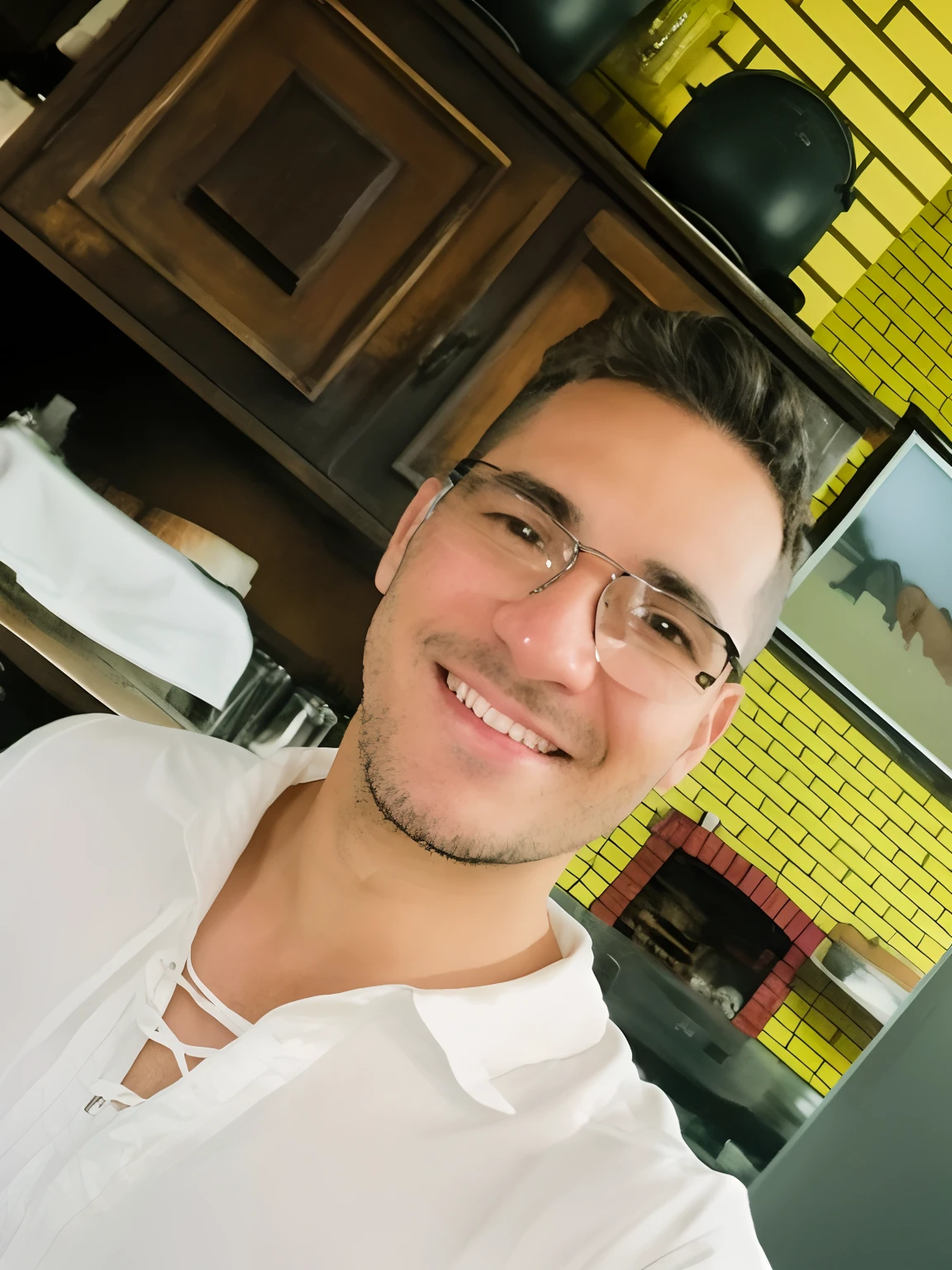 Smiling man in white shirt and glasses in a kitchen with a laptop, imagem de perfil, david rios ferreira, andres rios, icaro carvalho, Directed by: Nandor Soldier, Cristiano Orrillo, caio santos, Carmelo Blandino, imagem do avatar, foto do perfil, victor maristane, taken in the early 2020s, album photo