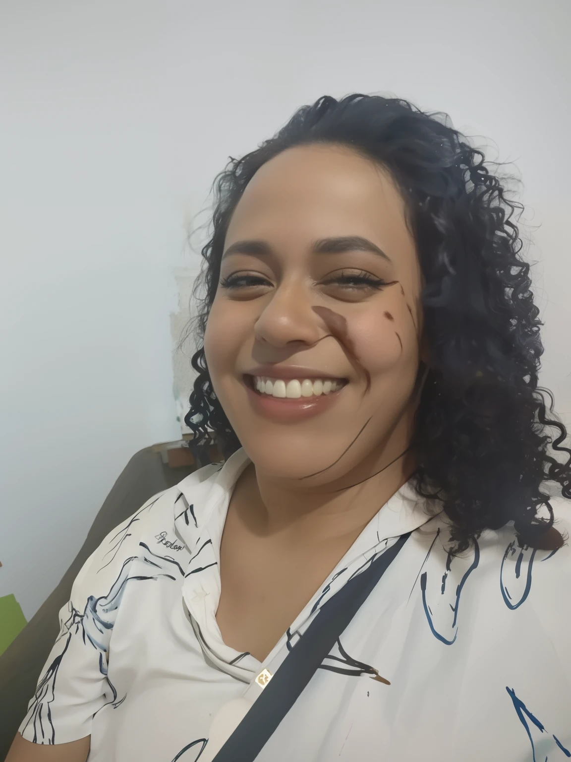 Capa de filme estilo Disney, uma mulher com olhos castanhos, Dark skin and curly hair working painting pictures and an art studio in the background