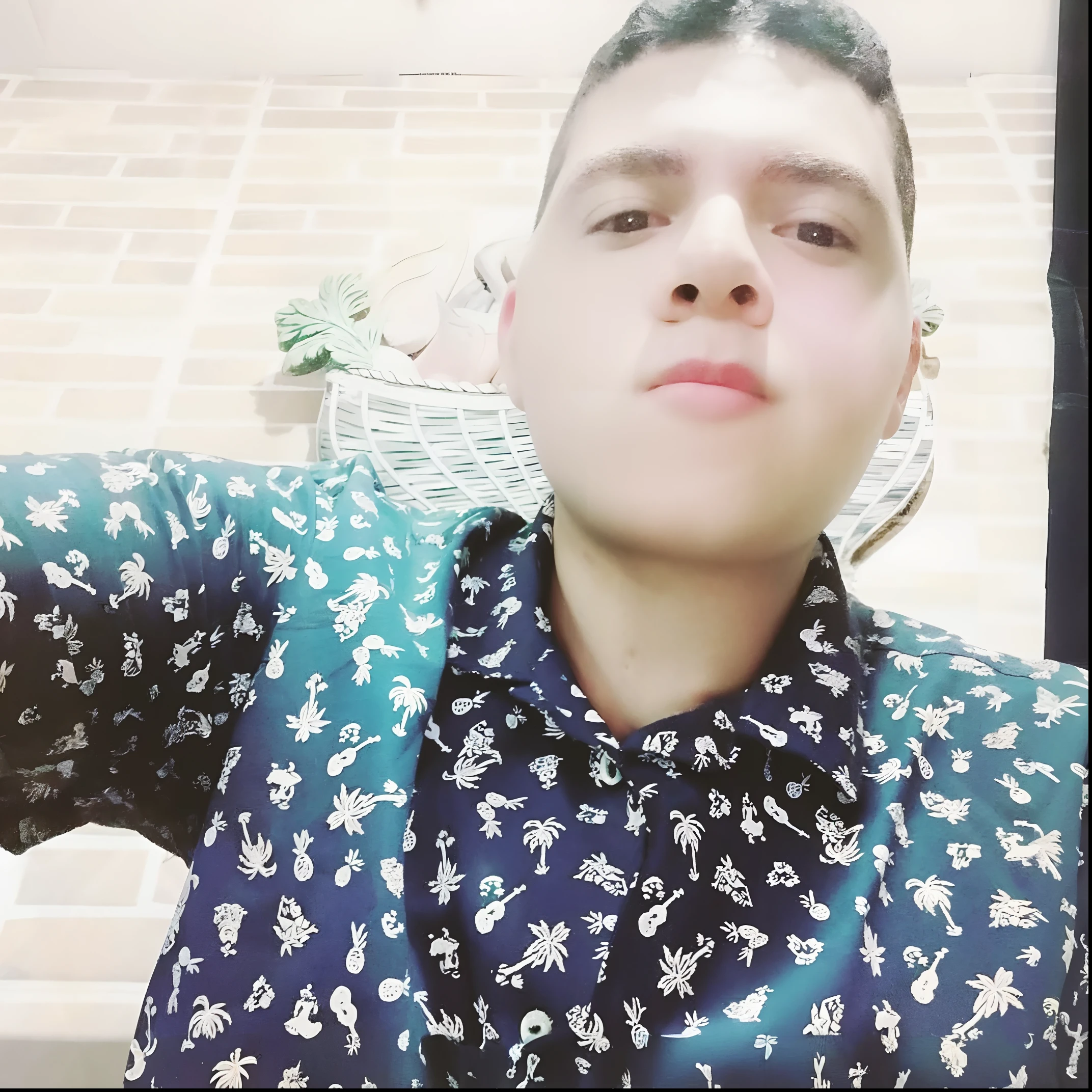 there is a man that is taking a selfie with his cell phone, Estilo Zigor Samaniego, andres rios, Jose Miguel Romano Francisca, caio santos, zigor samaniego, Cristiano Orrillo, Alex, victor maristane, em torno de 1 9 anos, imagem de perfil, foto de perfil, imagem de qualidade muito baixa, Ronaldo Luis Nazario de Lima