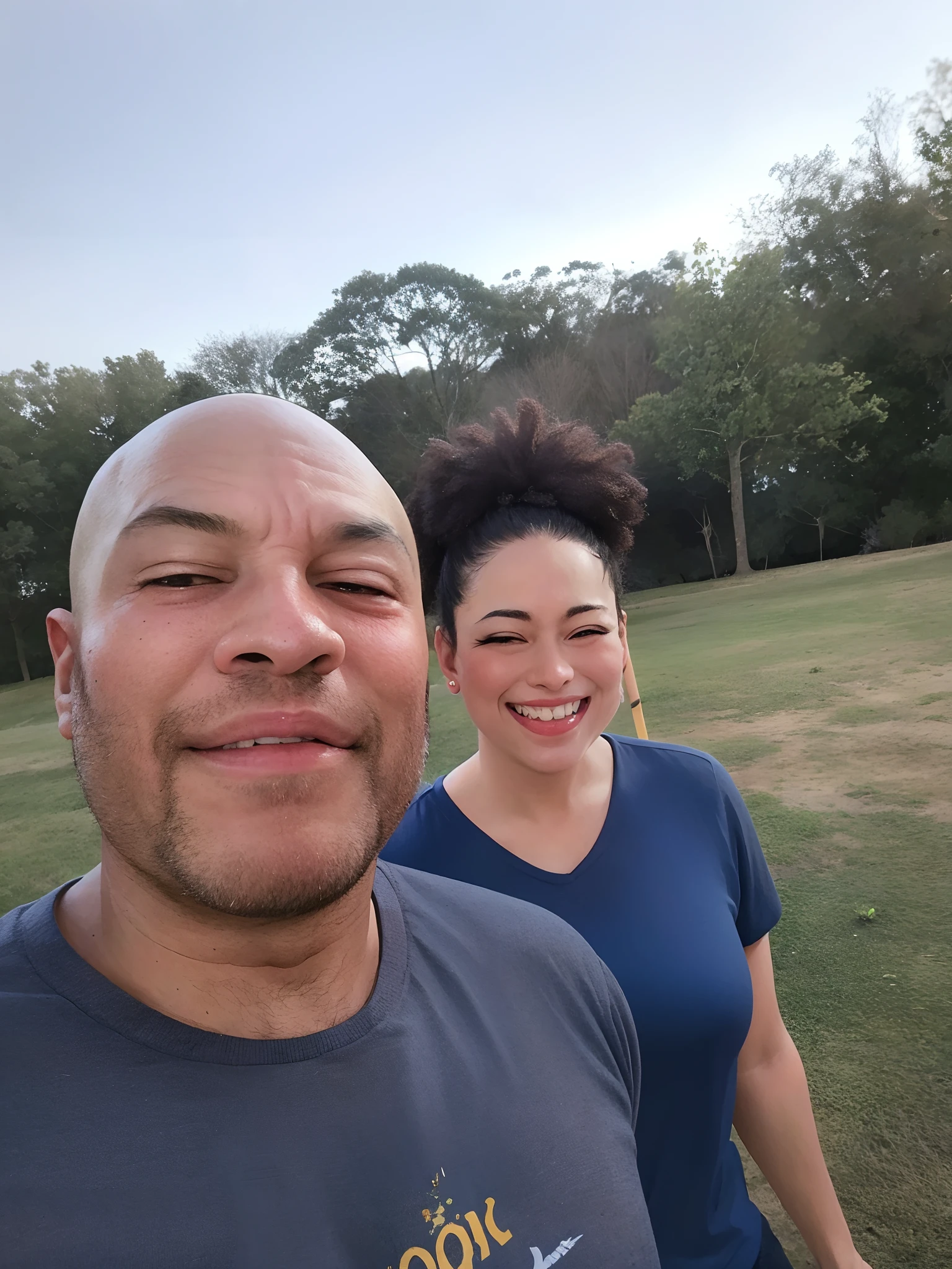 Smiling man and woman standing in a field with trees in the background, Parque em segundo plano, no parque em um belo dia, em um parque, com um parque ao fundo, Caminhando no Parque, no parque, Casal feliz, Fotografia selfie 8k, no Parque, retrato de casais, com um parque nos fundos, em um parque