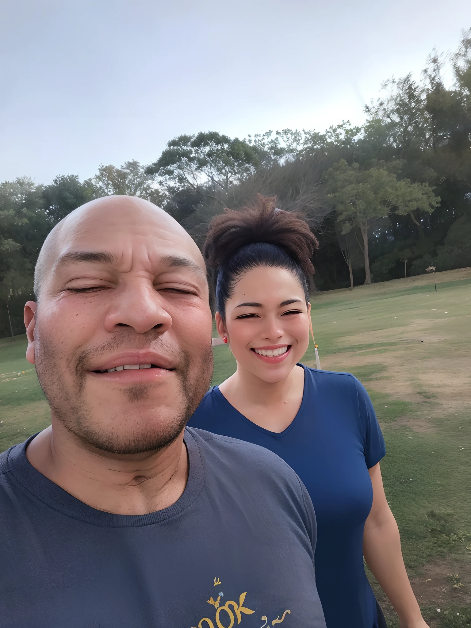 Smiling man and woman standing in a field with trees in the background, Parque em segundo plano, no parque em um belo dia, em um parque, com um parque ao fundo, Caminhando no Parque, no parque, Casal feliz, Fotografia selfie 8k, no Parque, retrato de casais, com um parque nos fundos, em um parque