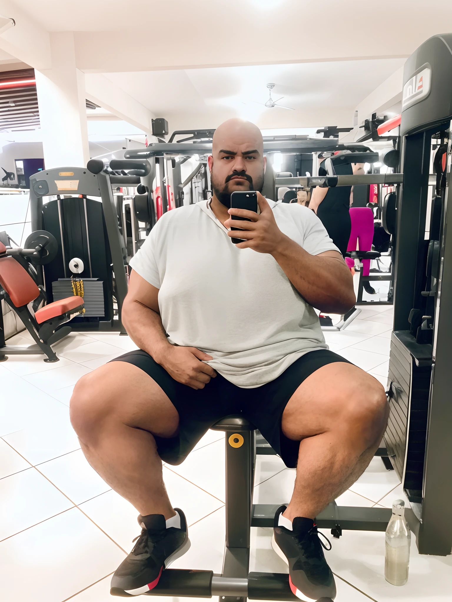 There's a man sitting on a bench in a gym, em uma academia, heavy appearance, encorpado, He's strong, He's chubby, muscular, He's bald with a mustache, barba a fazer, negro, encorpado, parrudo, ele tem cerca de 28 anos de idade, ele tem cerca de 28 anos, coxas grandes, malhar
