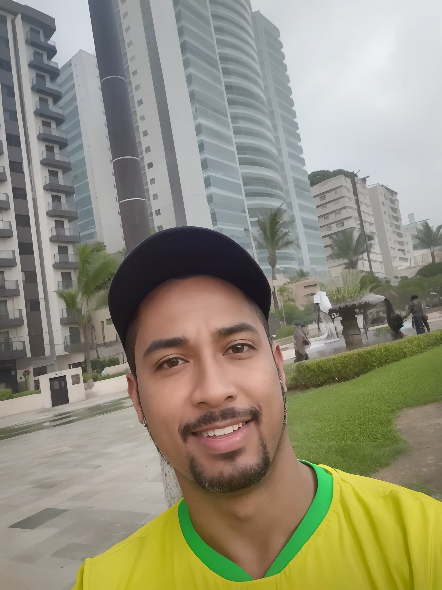 Man in yellow shirt and black hat in front of a building, Fotografia selfie 8k, com um parque ao fundo, Ronaldo Luis Nazario da Lima, david rios ferreira, com uma cidade em segundo plano, In Sao Paulo, caio santos, Ronaldo Nazario Fenomeno, com um parque nos fundos, Parque em segundo plano