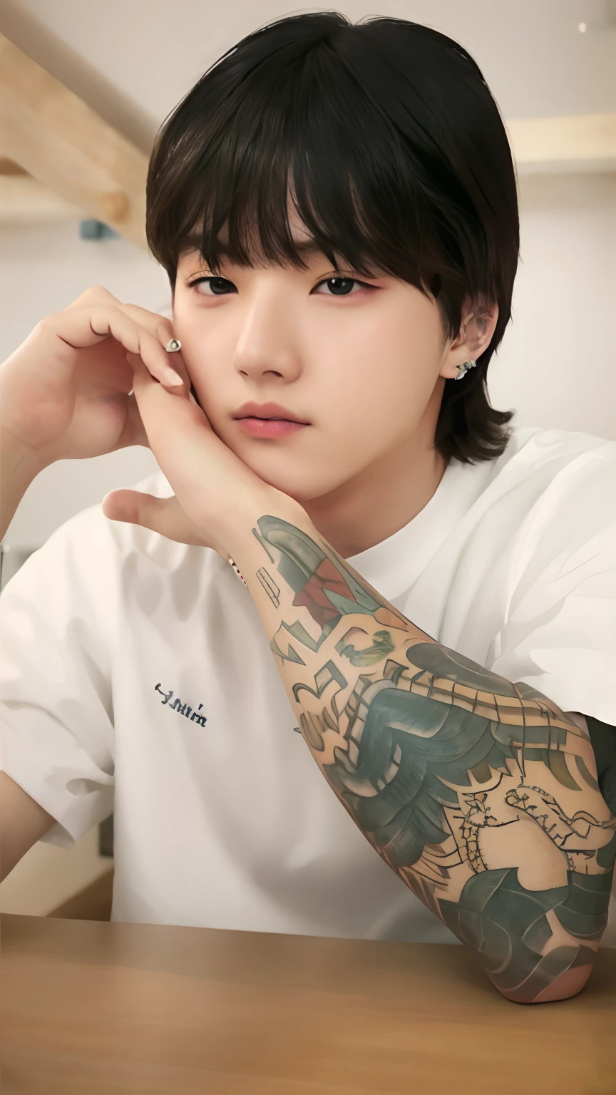 Un primer plano de una persona sin tatuajes, jungkook, Cai Xukun, Taejune Kim, Jinyoung Shin, Kim Doyoung, Hyung Tae, Ulzzang masculino, foto de perfil, Hong June Hyung, con tatuaje facial, Artista coreano, inspirado en Kun Can, Yoongi de pelo largo y cobrizo, sin tatuajes
