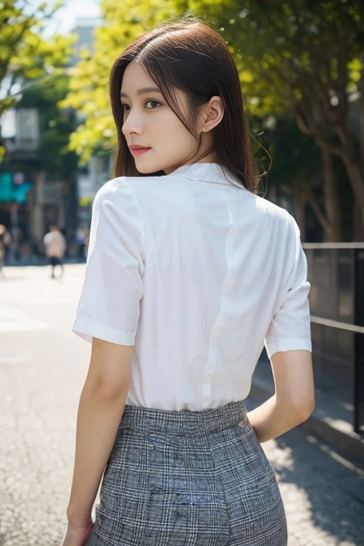 Off-white suit、Tight pants、Close-up butt、(hentail realism、Photorealsitic、ultra - detailed、highest detailed skin、top-quality、tmasterpiece、超A high resolution)、realistic skin type、jpn、18yr old、Girl vs、slenderness、blurred back、profesional lighting、short cut、taken from behind、Bright outdoors