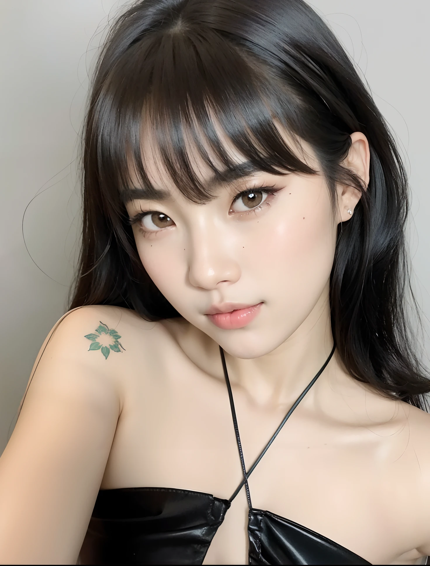 Asian woman with a black top and a tattoo on her arm, Ela tem cabelo preto com franja, maquiagem sul-coreana popular, Ulzzang, maquiagem coreana popular, Lalisa Manobal, com franja, foto de perfil headshot, cabelo arrumado com franja, wan adorable korean face, Sakimichan, menina coreana, 🤤 retrato da menina, Mulher sul-coreana bonita